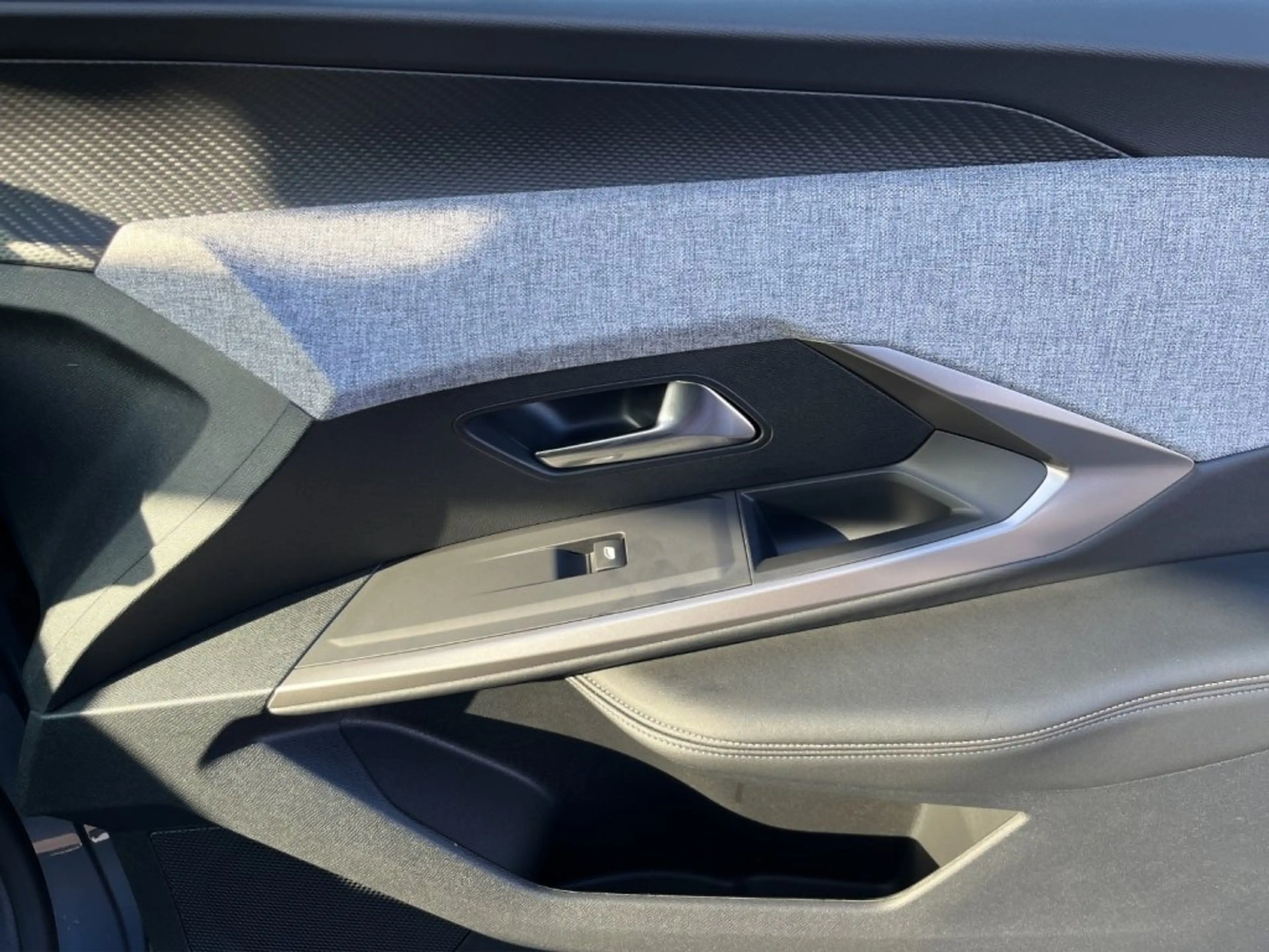 Peugeot 5008 Allure Elektro 210 73 kWh — photo 15