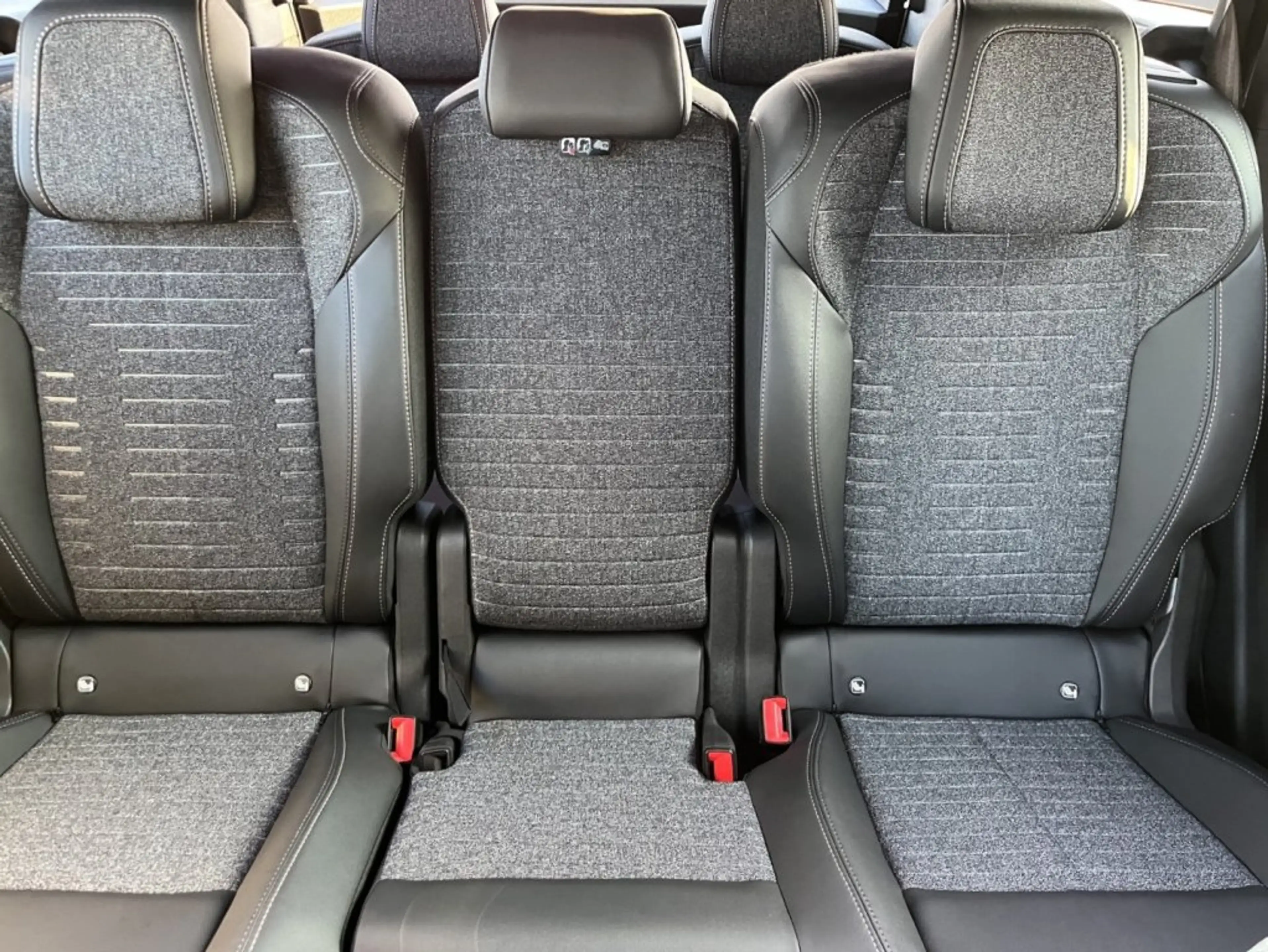 Peugeot 5008 Allure Elektro 210 73 kWh — photo 13