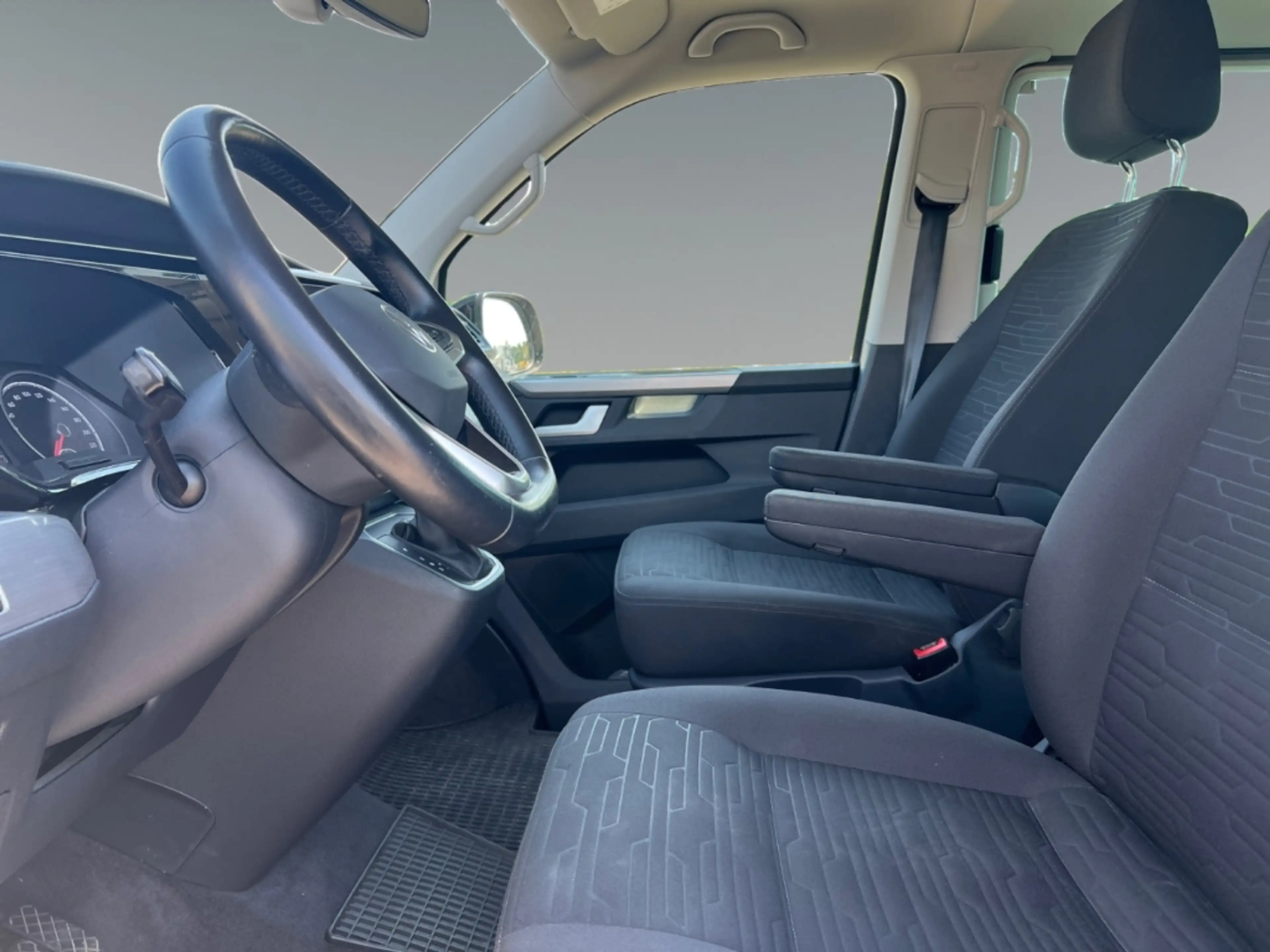 Volkswagen T6.1 Multivan Edition 4MOTION AHK Navi LED Dyn. Kurvenlicht — photo 10