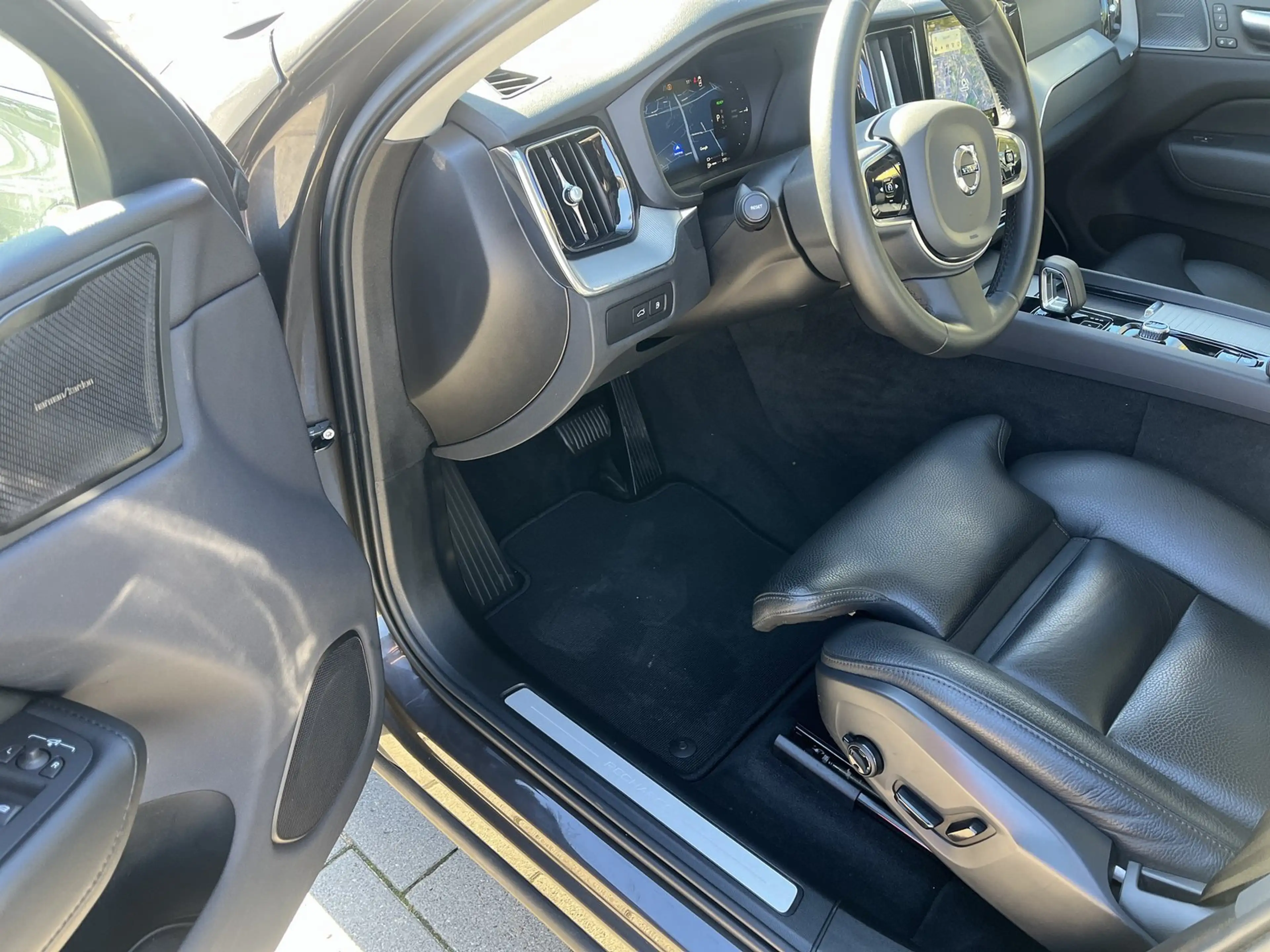 Volvo XC60 T6 PHEV Plus Dark — photo 11