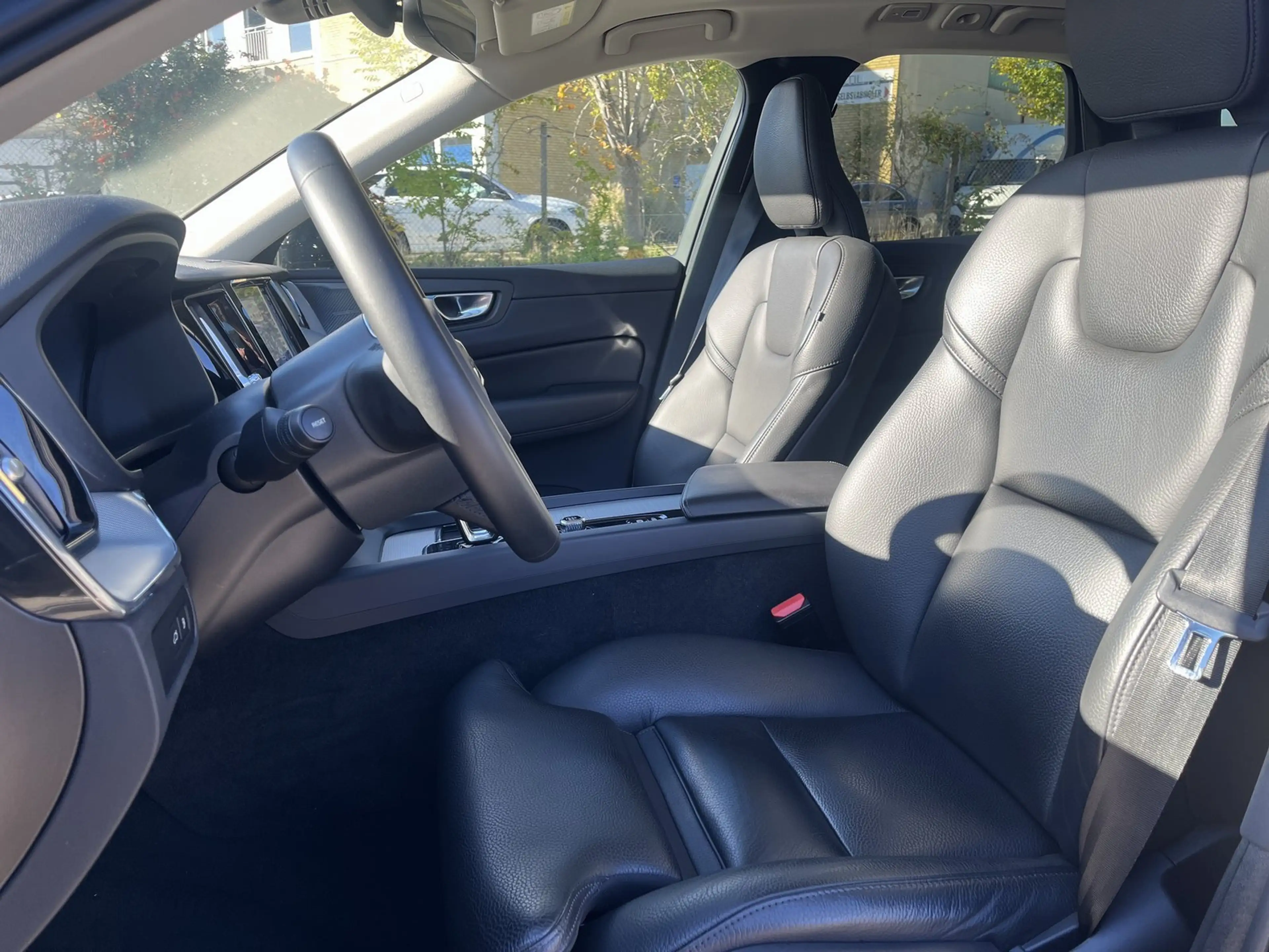 Volvo XC60 T6 PHEV Plus Dark — photo 12