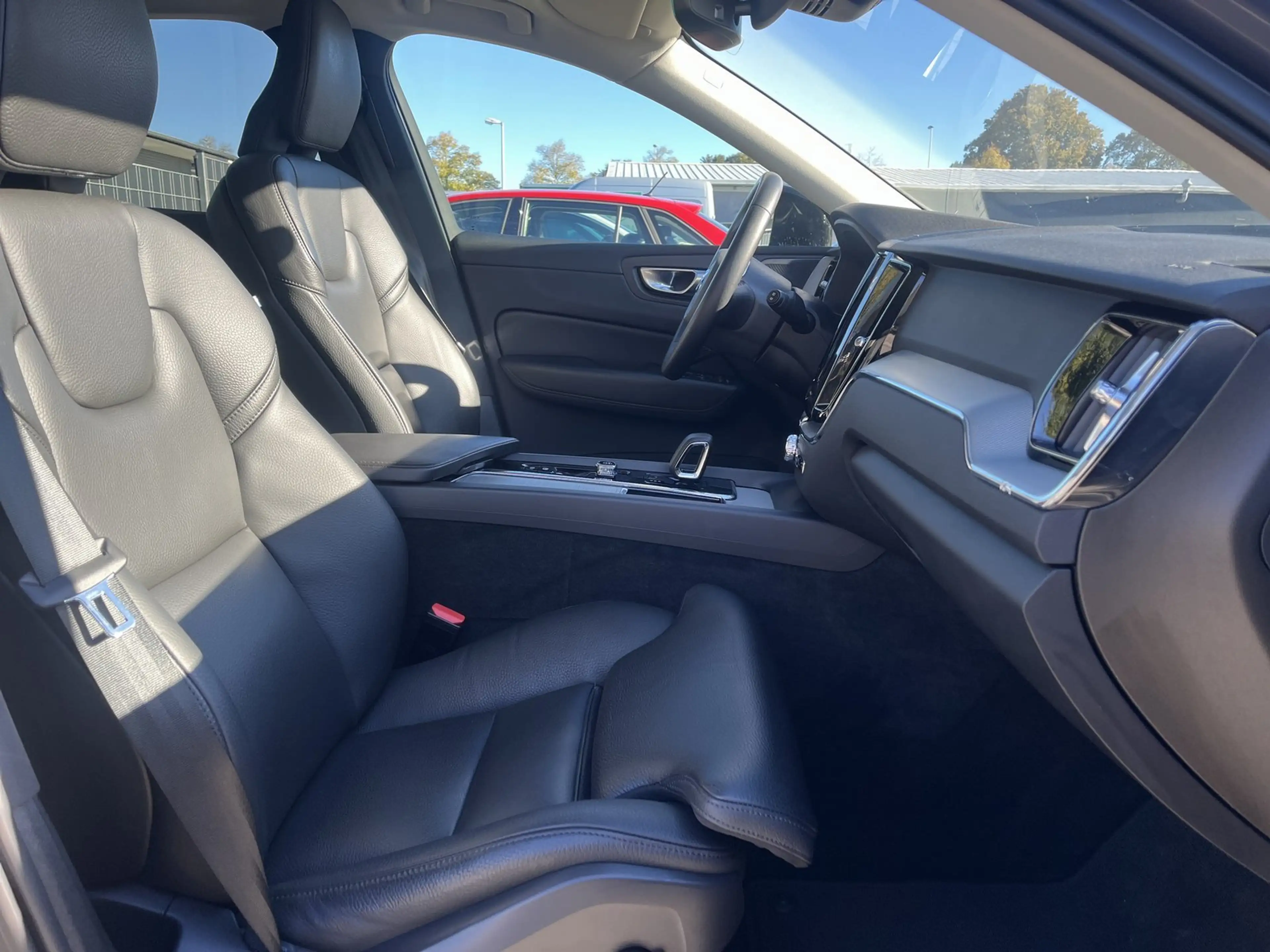 Volvo XC60 T6 PHEV Plus Dark — photo 13