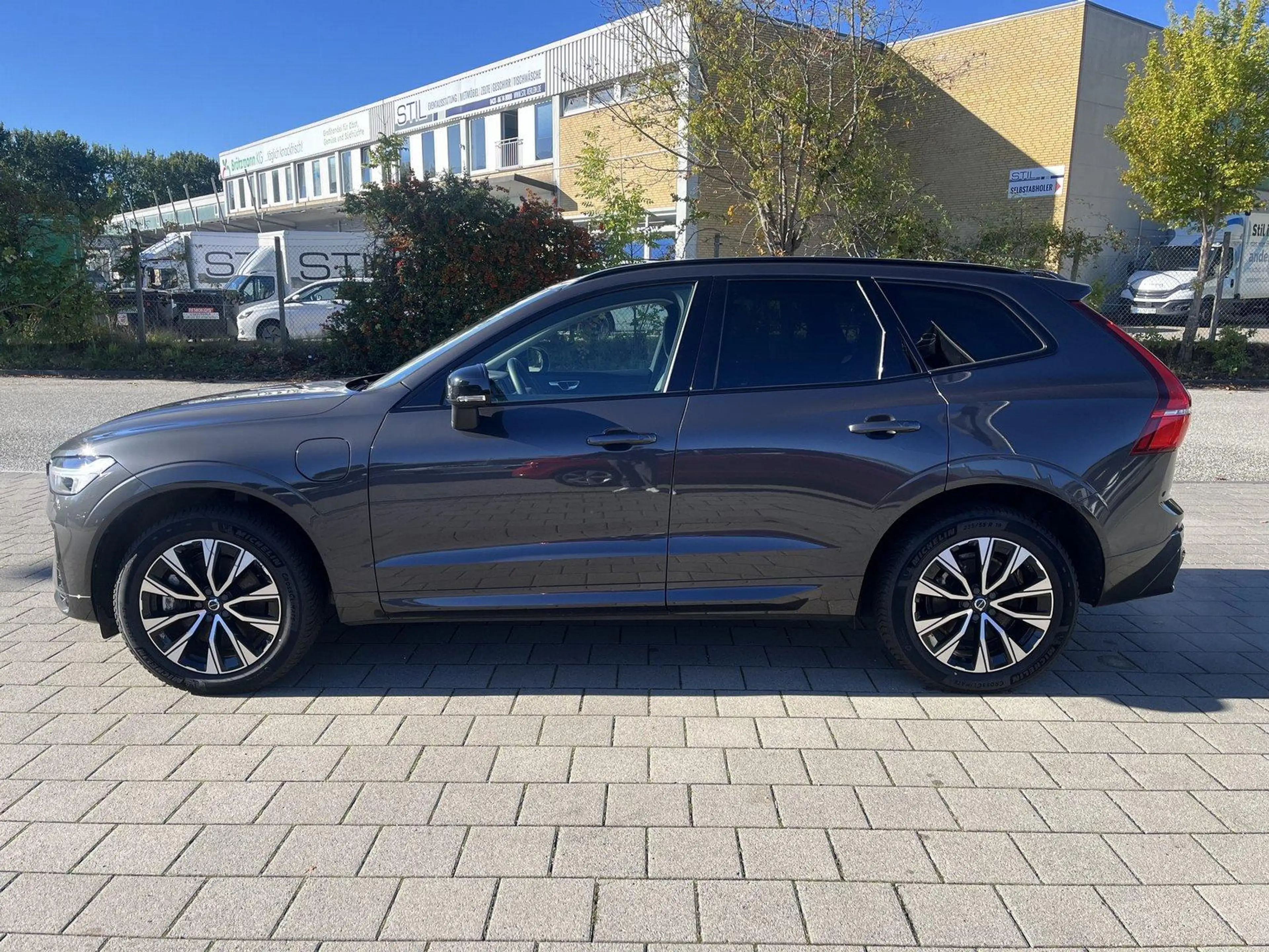 Volvo XC60 T6 PHEV Plus Dark — photo 8