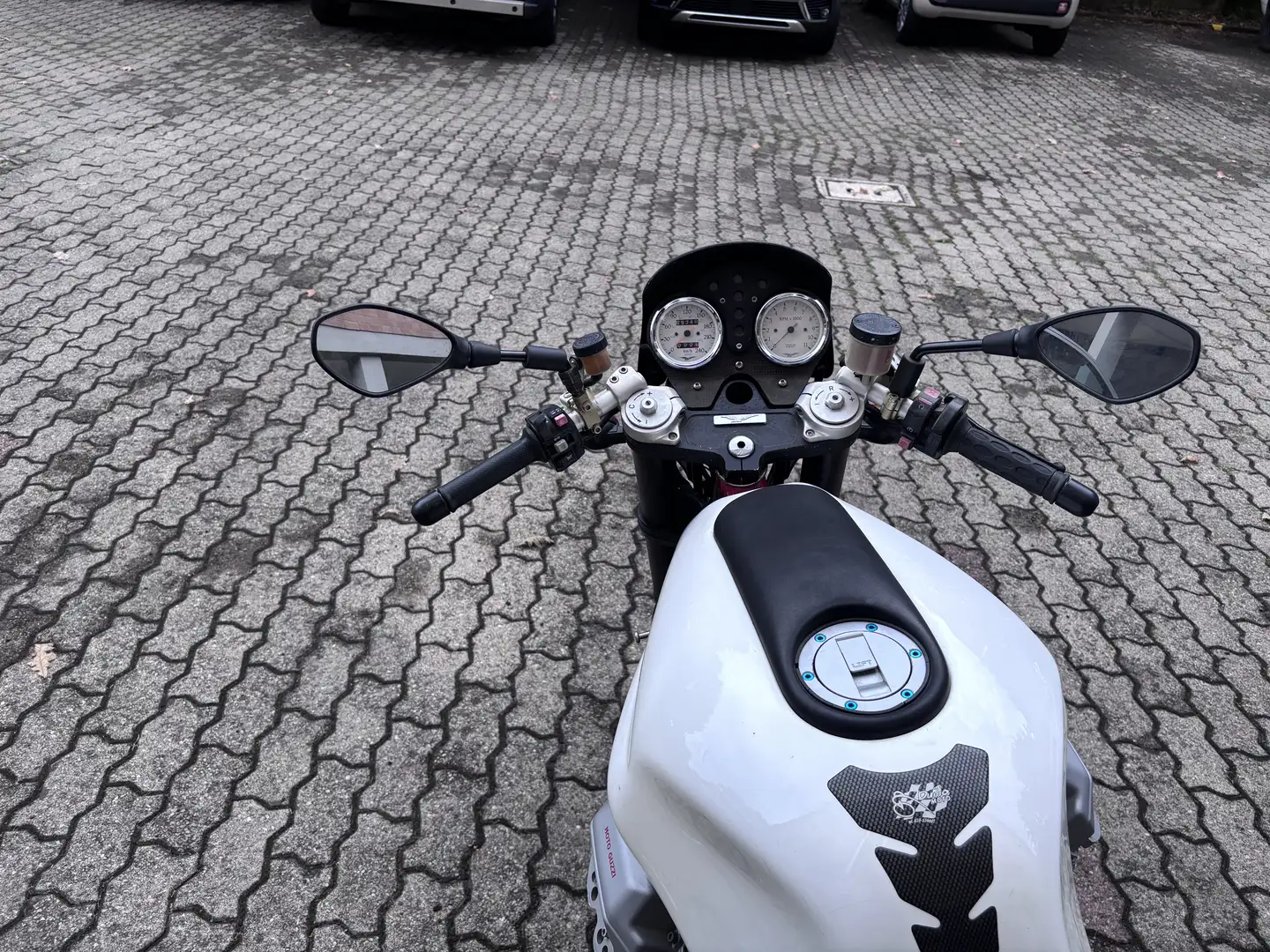 Moto Guzzi V 11 sport nacked - 2