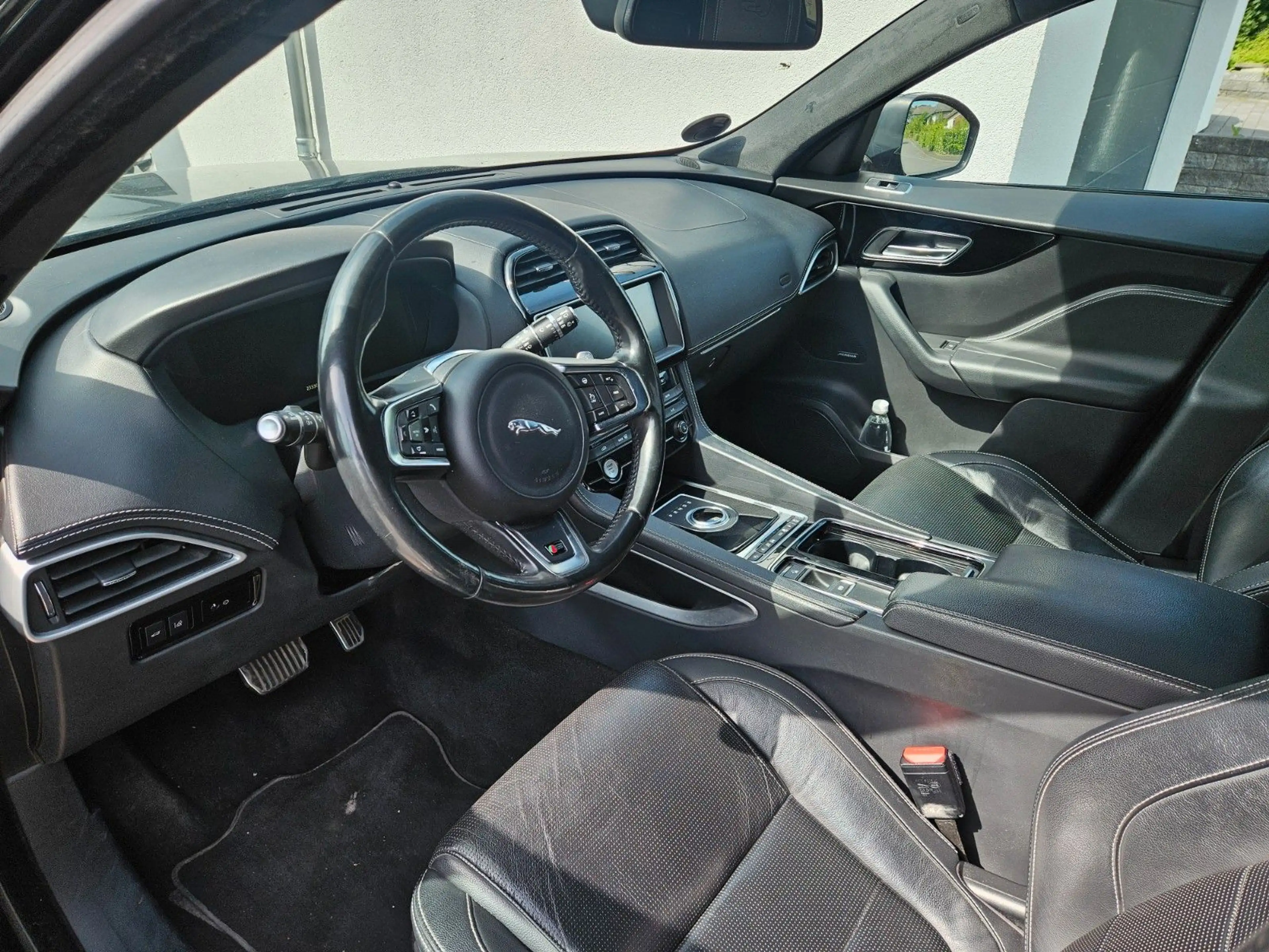 Jaguar F-Pace S AWD Black Pack S 22"/eAHK/Pano/Kamera — photo 7