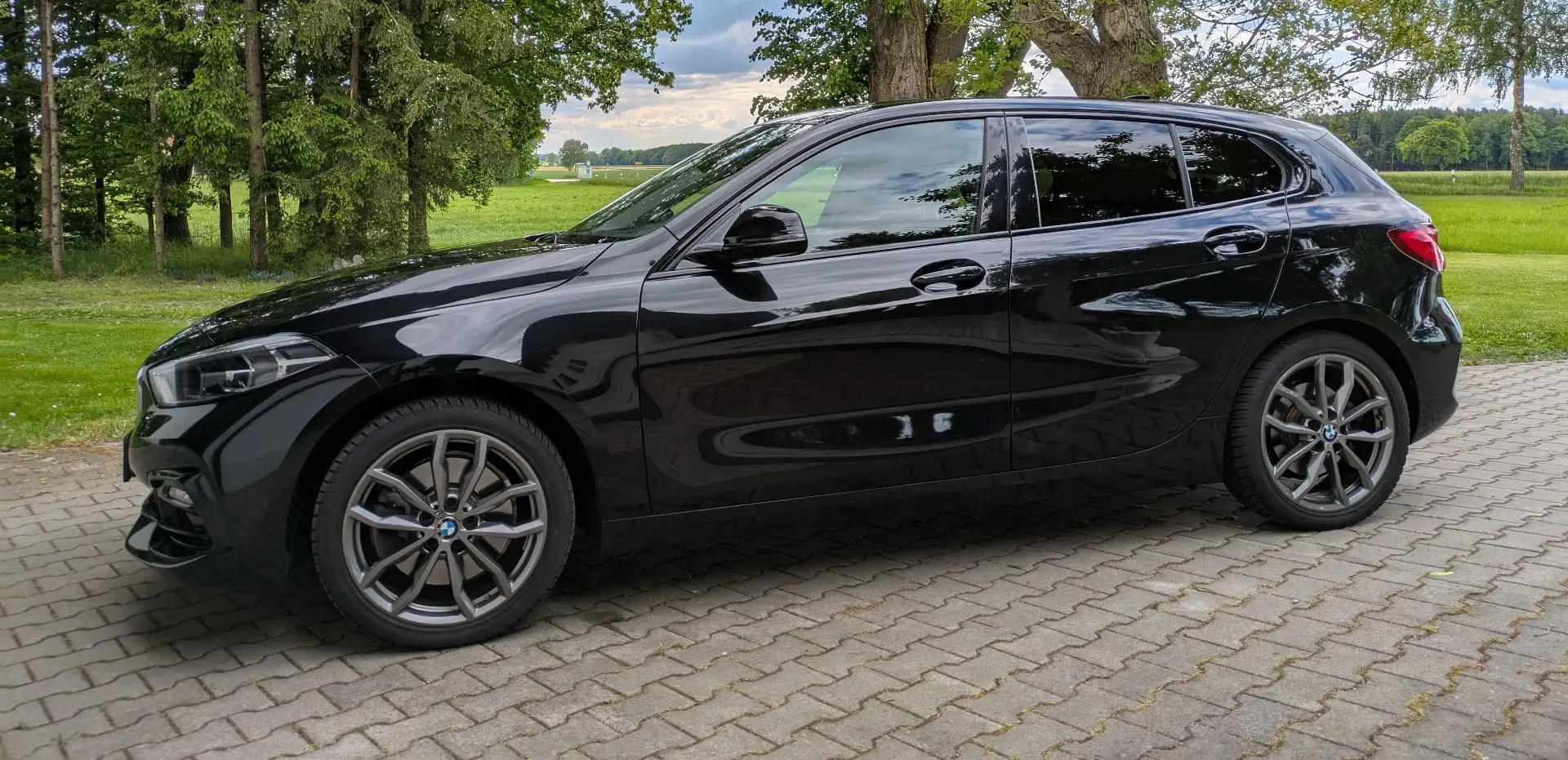 BMW 120 i Sport Line AHK, 18 Zoll M Felgen,Panoramadach Schwarz - 2