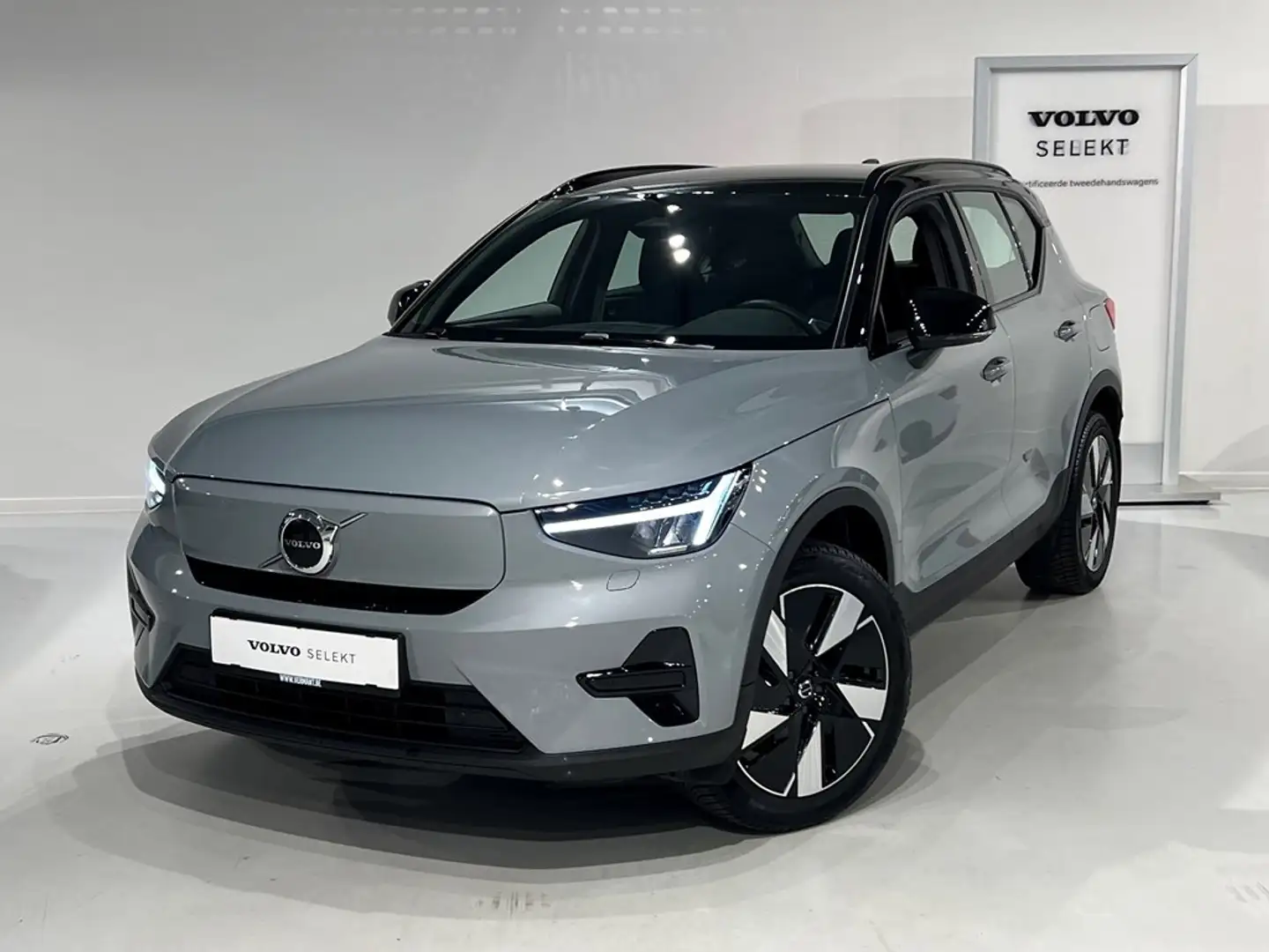 Volvo XC40 Recharge Grijs - 1