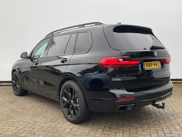 BMW X7 view 2