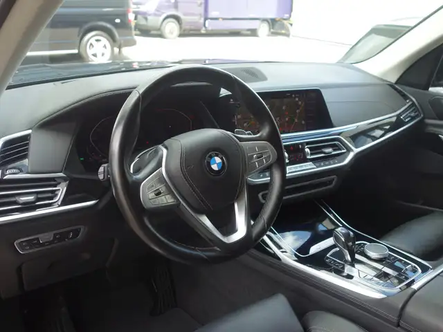 BMW X7 view 3