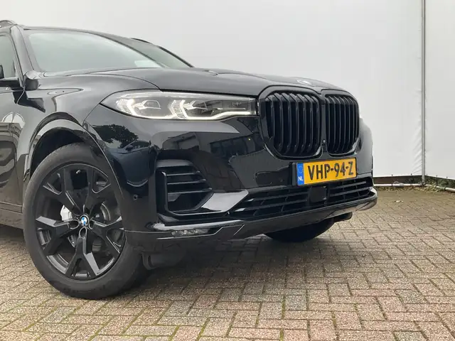 BMW X7 view 9