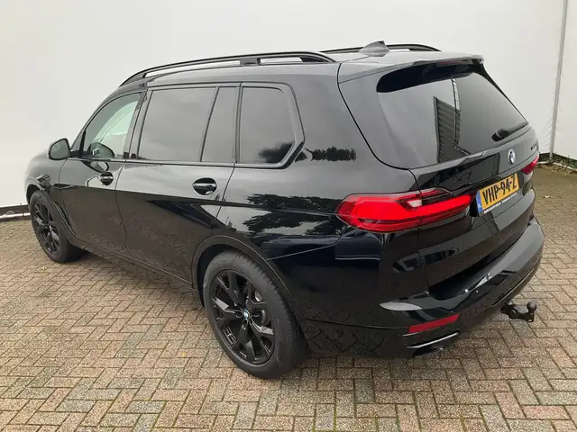BMW X7 view 10