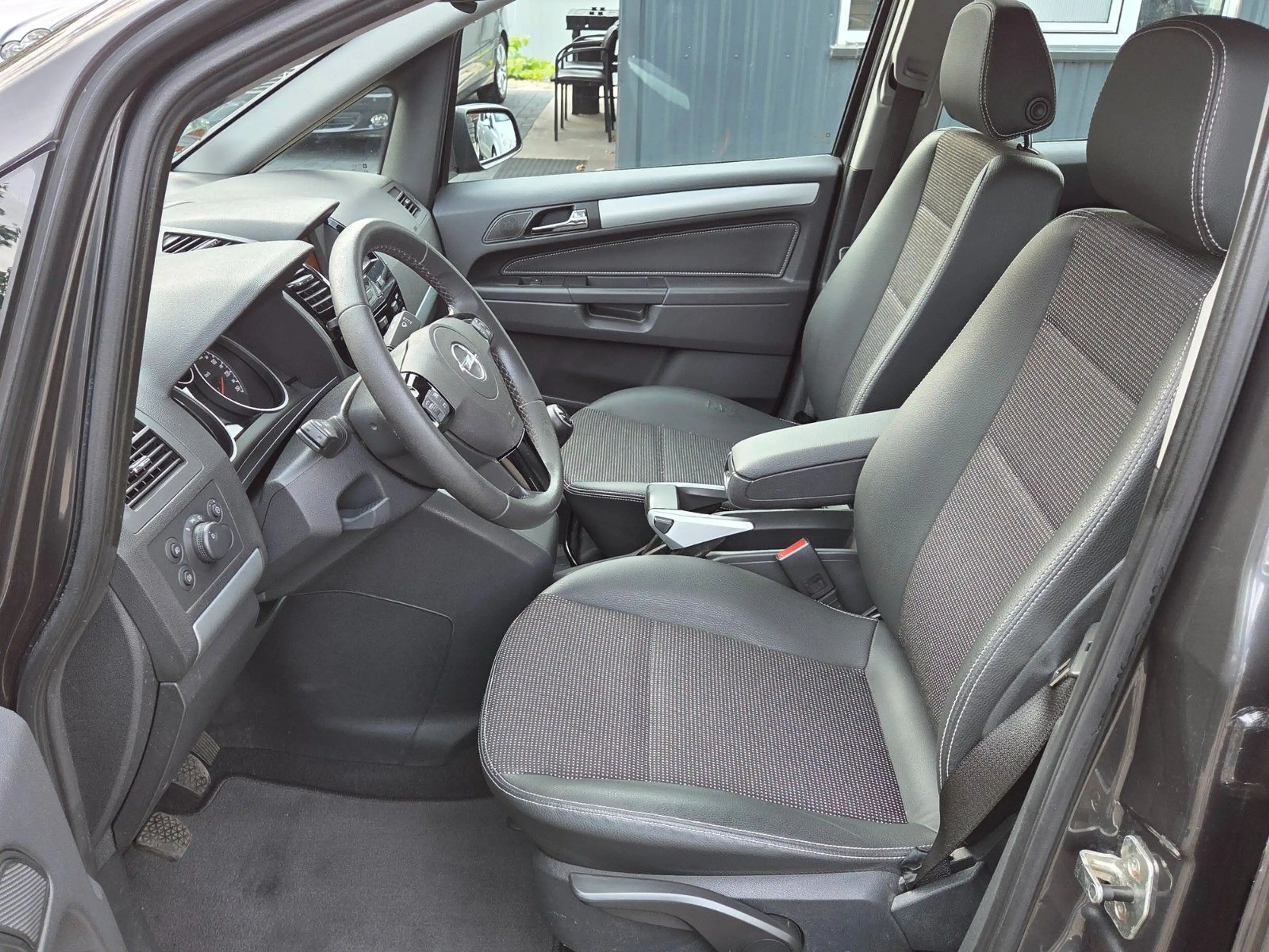 Opel Zafira B Innovation*1.HAND*TÜVNEU*XENON*LEDER — photo 11
