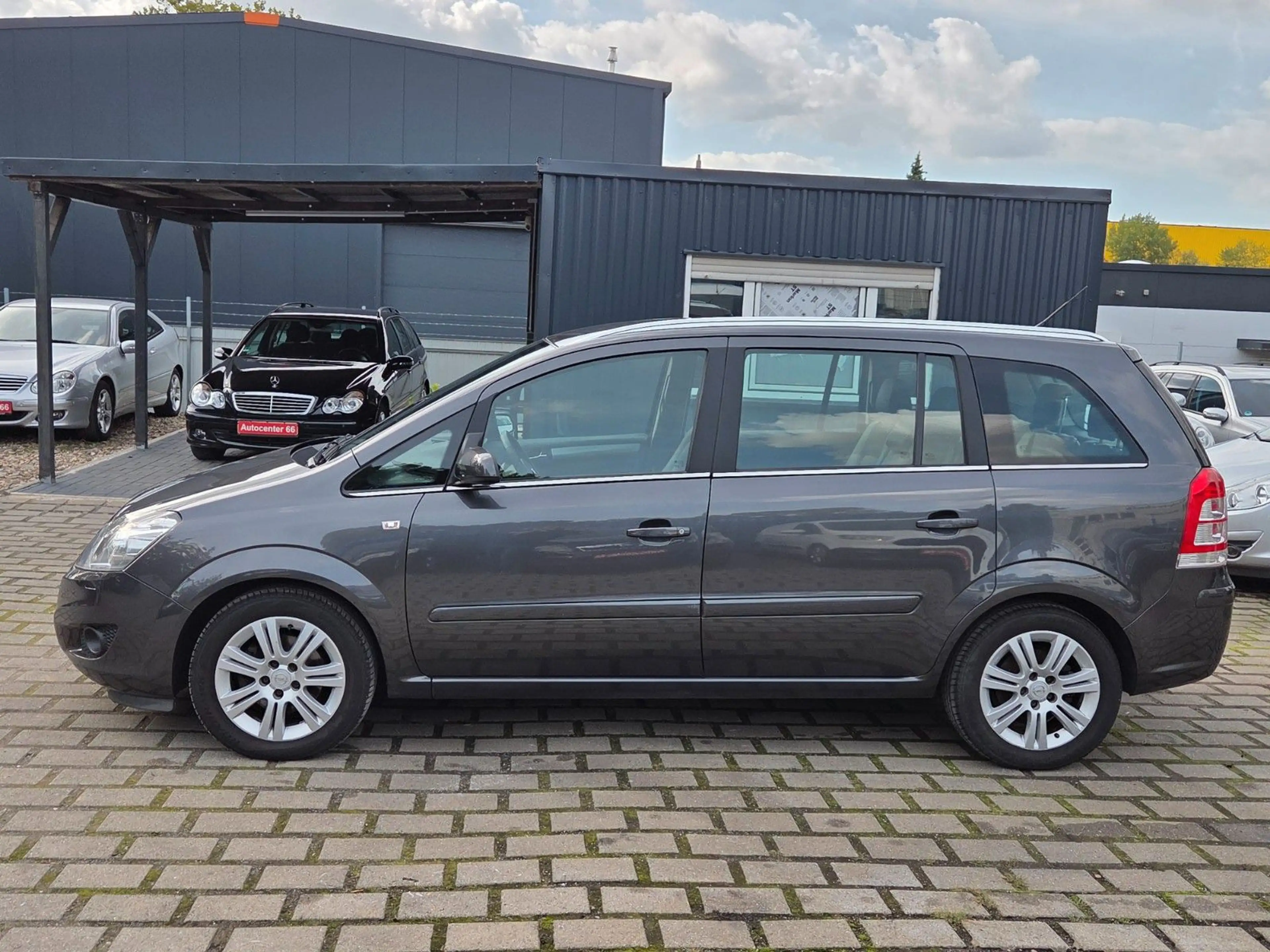 Opel Zafira B Innovation*1.HAND*TÜVNEU*XENON*LEDER — photo 8