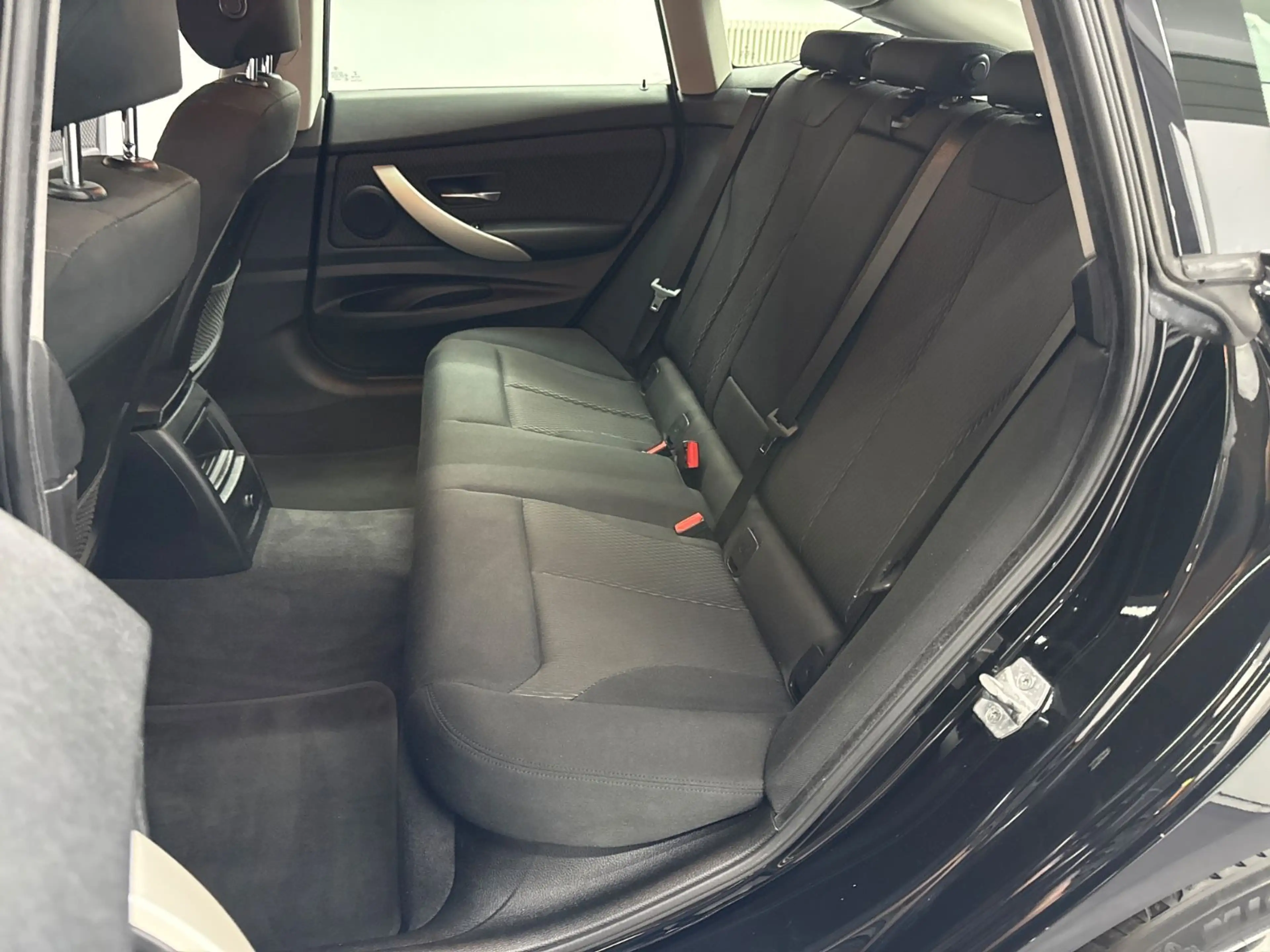 BMW 318 3 Gran Turismo 318 d Advantage — photo 12