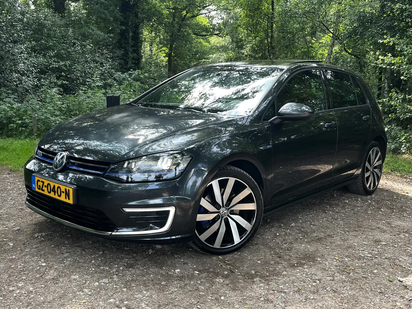 Volkswagen Golf GTE 1.4 TSI 204pk DSG Pano Trekhaak Camera Navi Grijs - 1