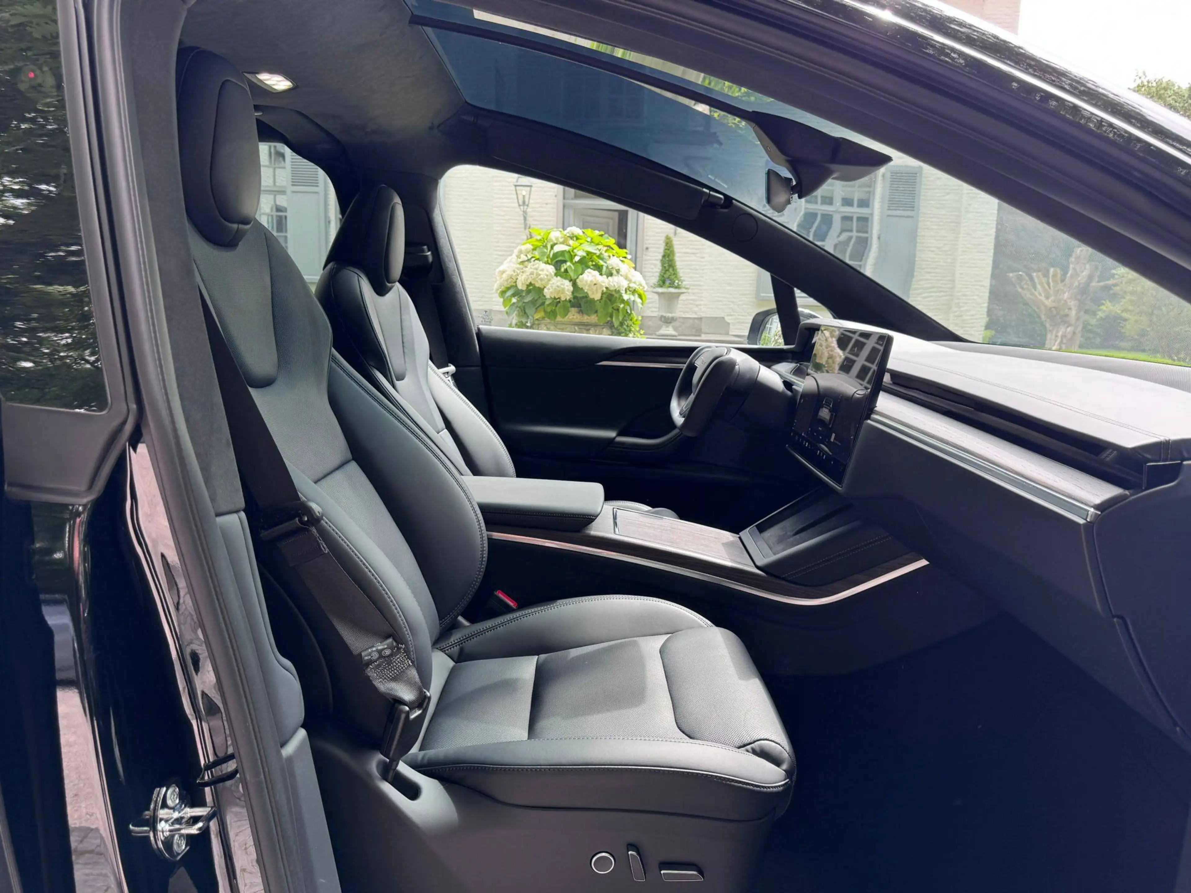 Tesla Model X Long Range AWD - Premium - All Black - towhook- Ventilated seats — photo 14