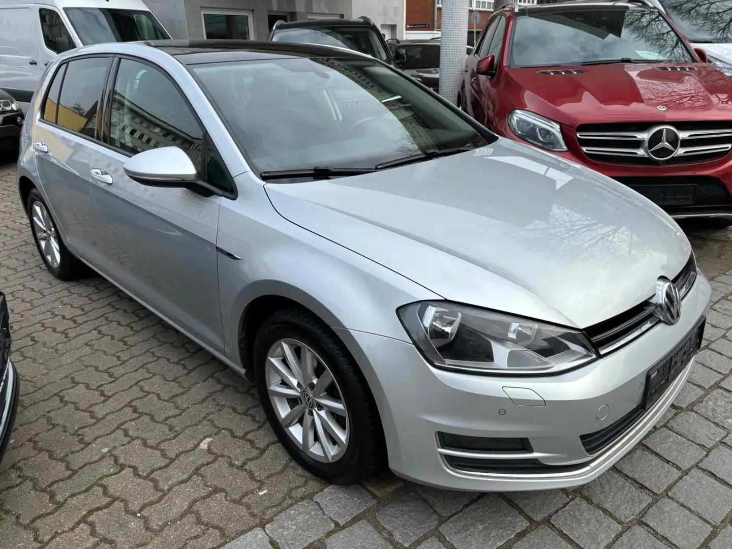 Volkswagen Golf VII Lim. Lounge BMT KLIMA/PDC/NAVI/ALU/PANO Silber - 2