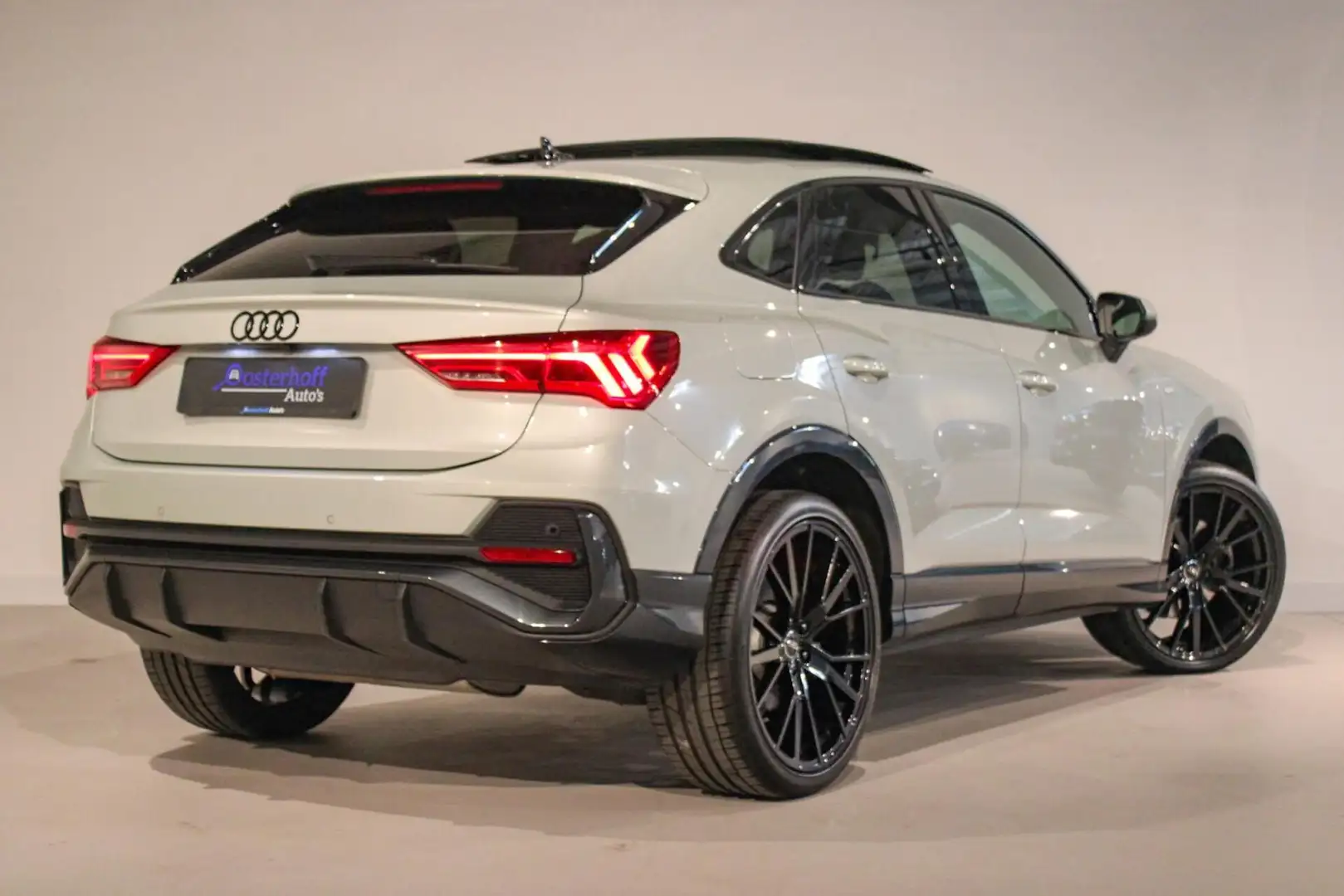 Audi Q3 Sportback 45 TFSI e Edition PANO | S-LINE Zilver - 2