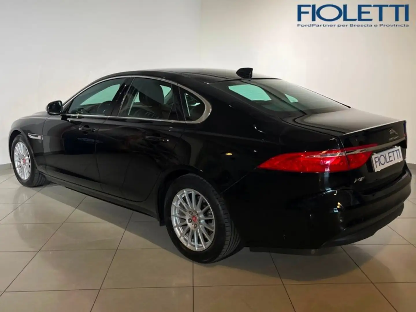 Jaguar XF 2ª SERIE (X260) 2.0 D 163 CV AUT. PRESTIGE Zwart - 2