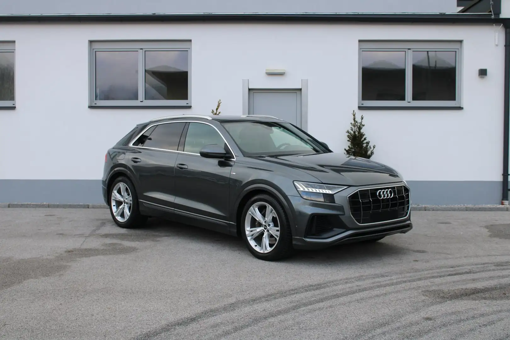 Audi Q8 55 TFSI e quattro Grau - 1