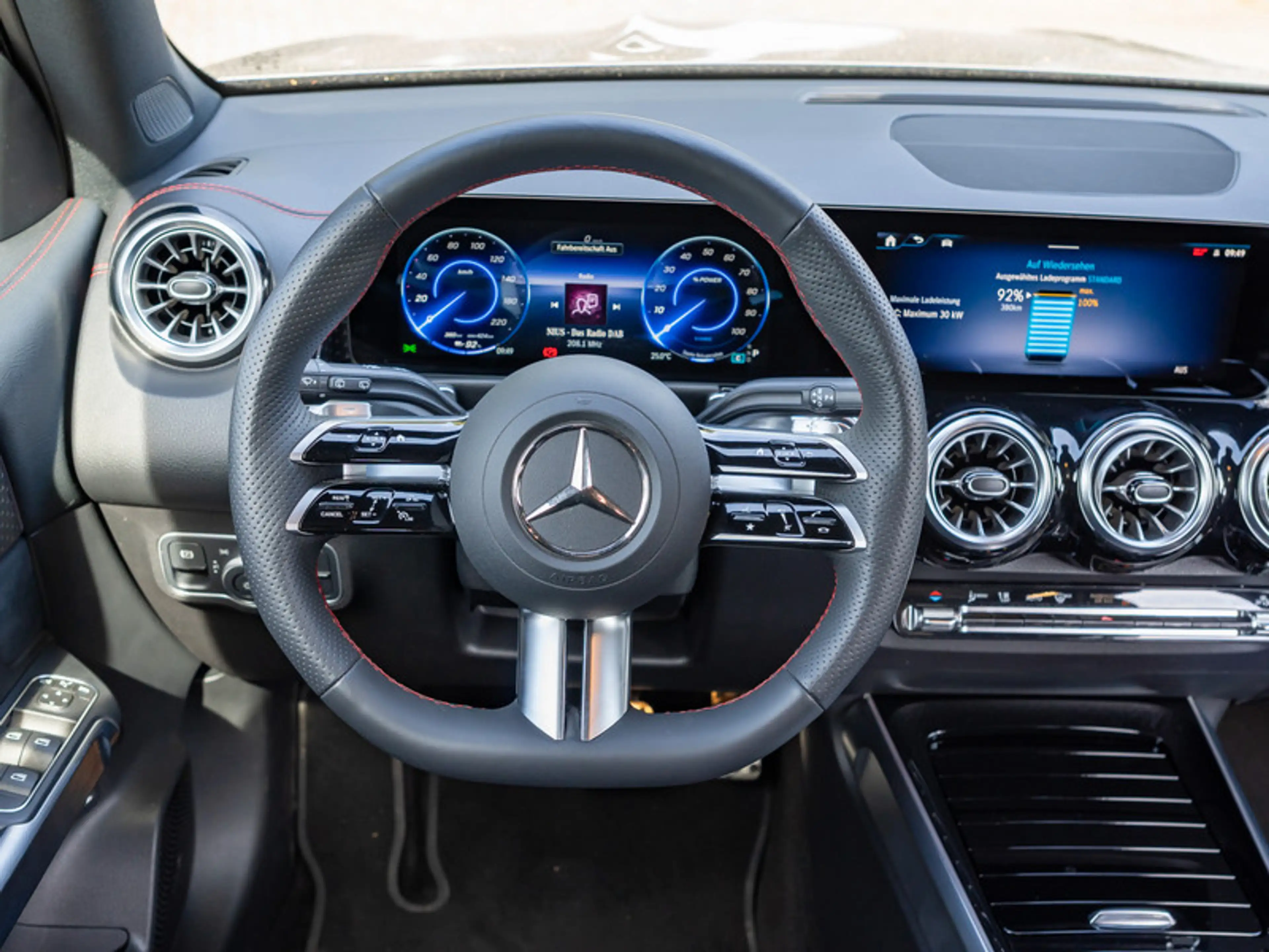 Mercedes-Benz EQB 300 4MATIC AMG-Sport+Pano+Distr+Ambiente+Cam — photo 8