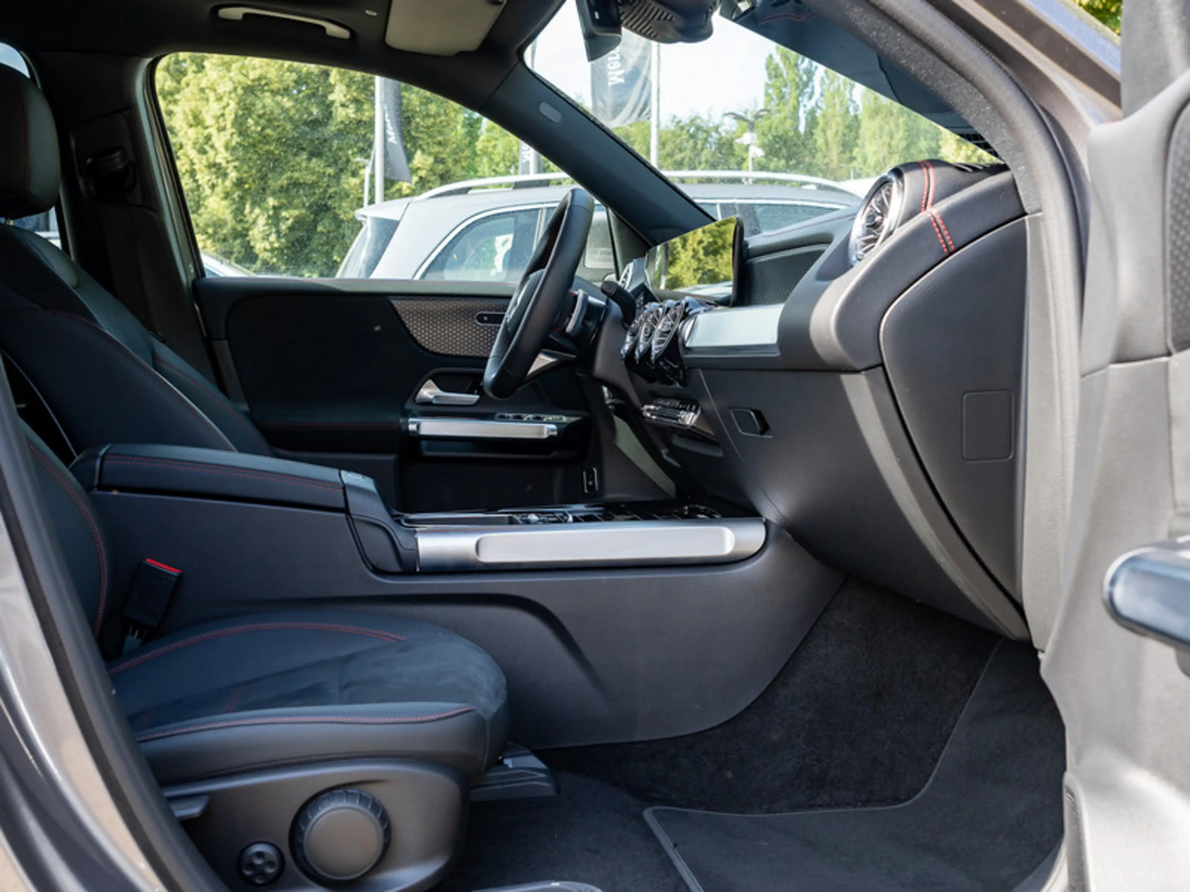 Mercedes-Benz EQB 300 4MATIC AMG-Sport+Pano+Distr+Ambiente+Cam — photo 3