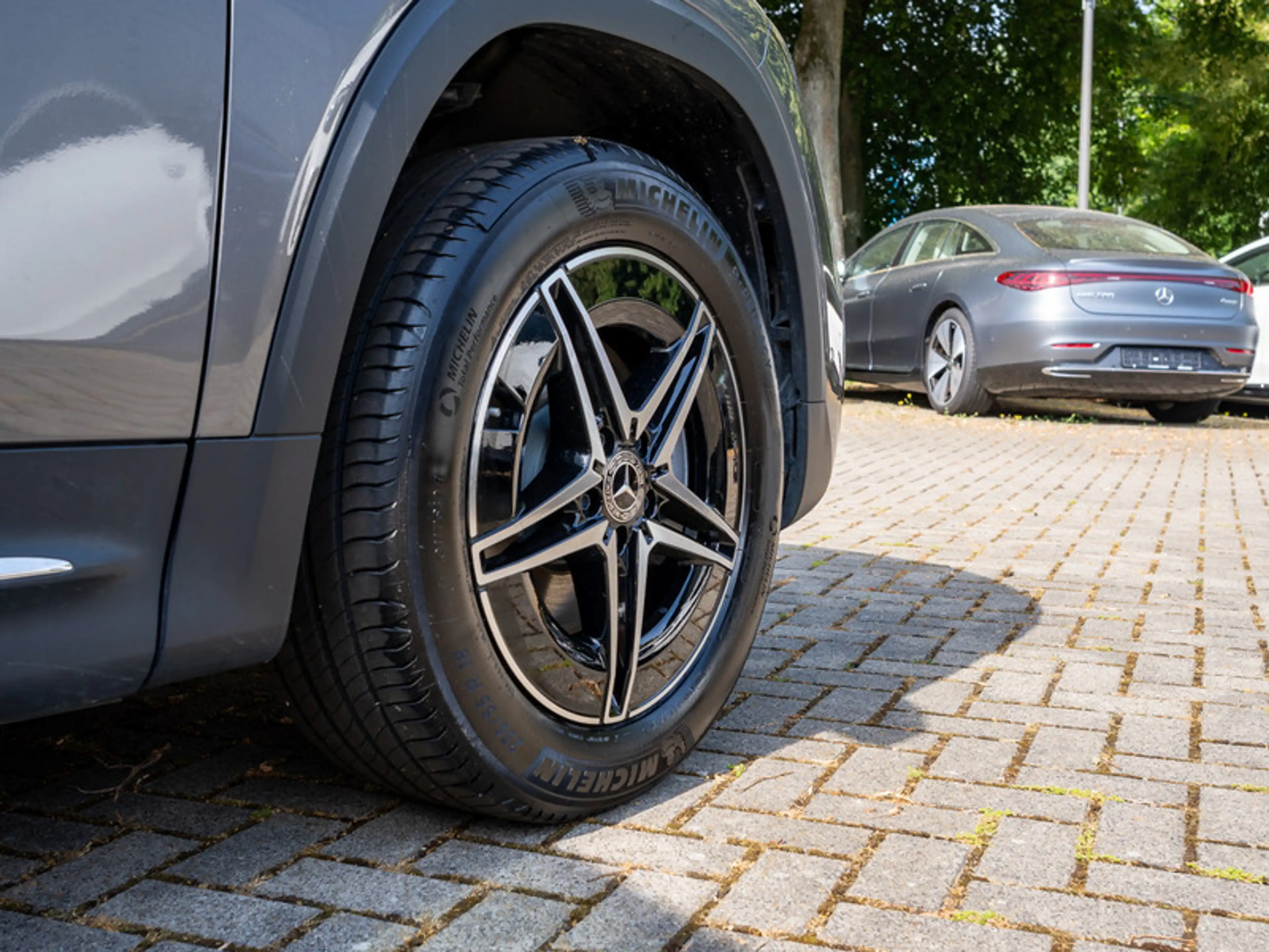 Mercedes-Benz EQB 300 4MATIC AMG-Sport+Pano+Distr+Ambiente+Cam — photo 6