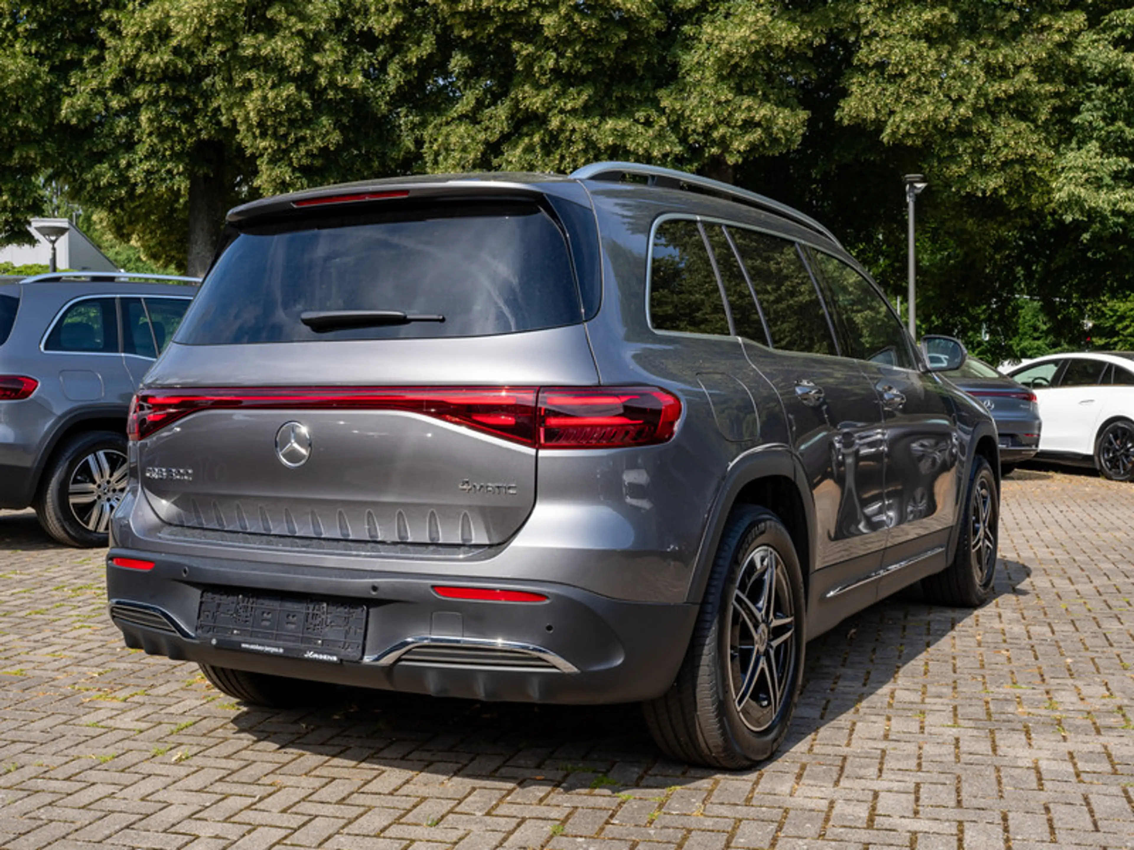 Mercedes-Benz EQB 300 4MATIC AMG-Sport+Pano+Distr+Ambiente+Cam — photo 4