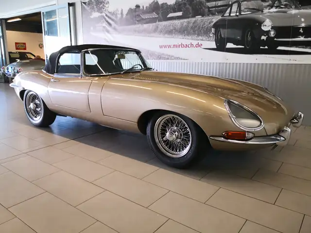Jaguar E-Type view 6