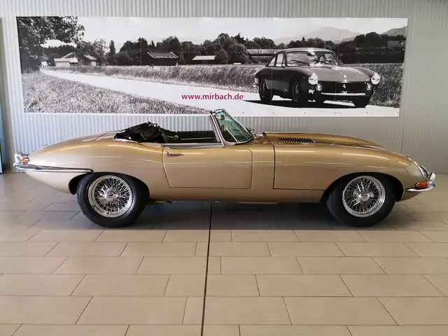 Jaguar E-Type view 7