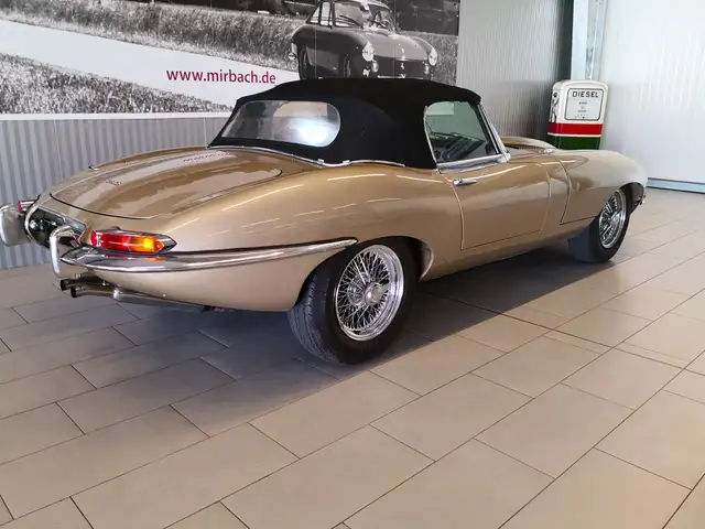 Jaguar E-Type view 9