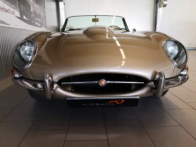 Jaguar E-Type view 5