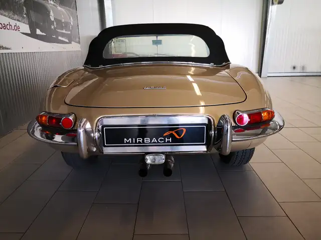 Jaguar E-Type view 11