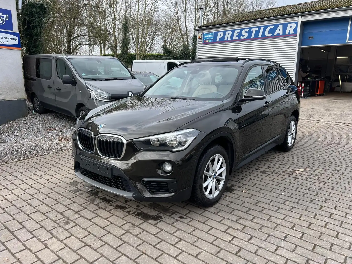 BMW X1 sDrive16dA 116PK Advantage Pack Travel & DAB Tuner Bruin - 1