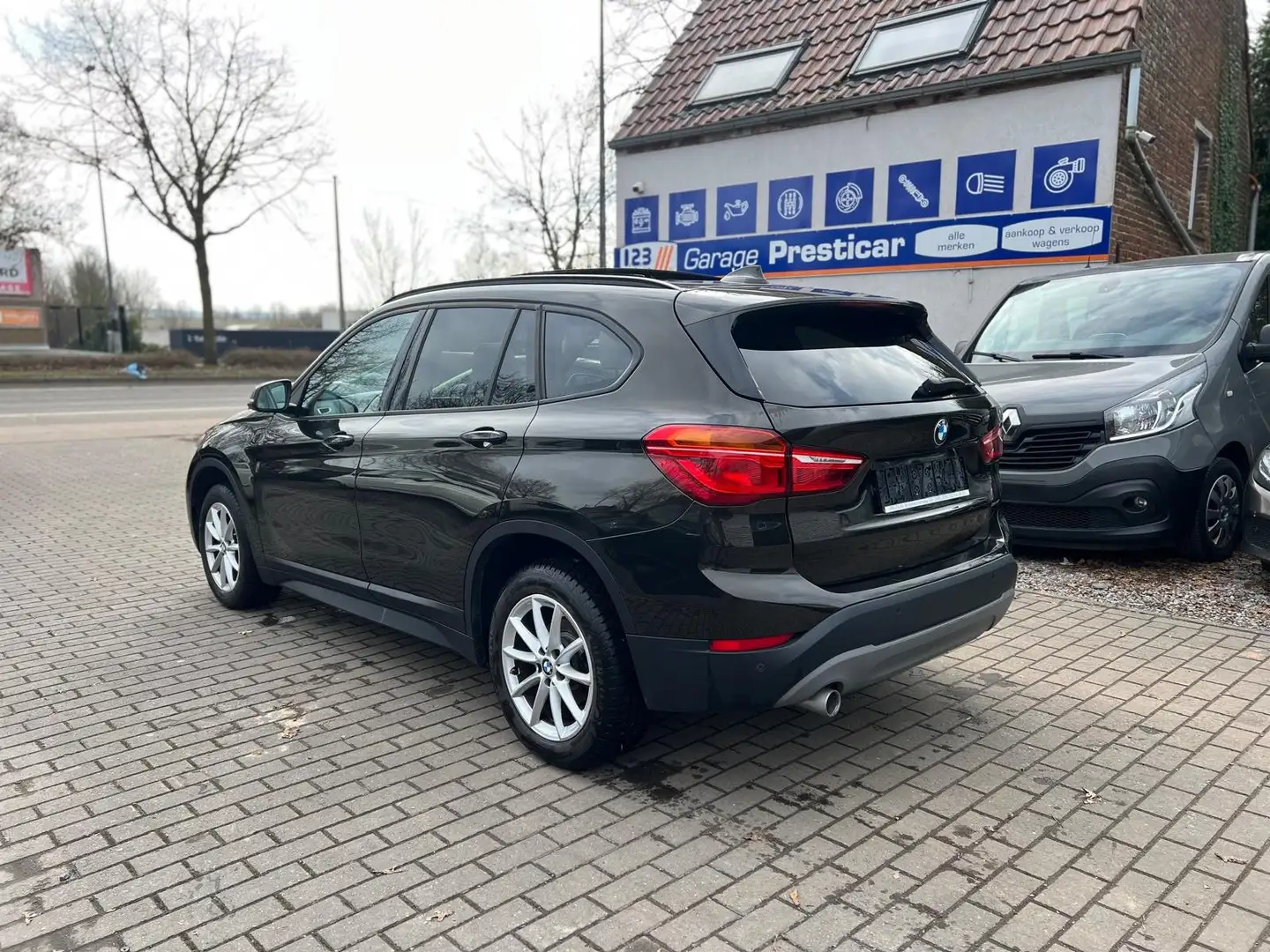 BMW X1 sDrive16dA 116PK Advantage Pack Travel & DAB Tuner Bruin - 2