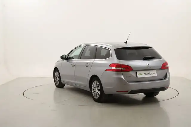 Peugeot 308 view 3