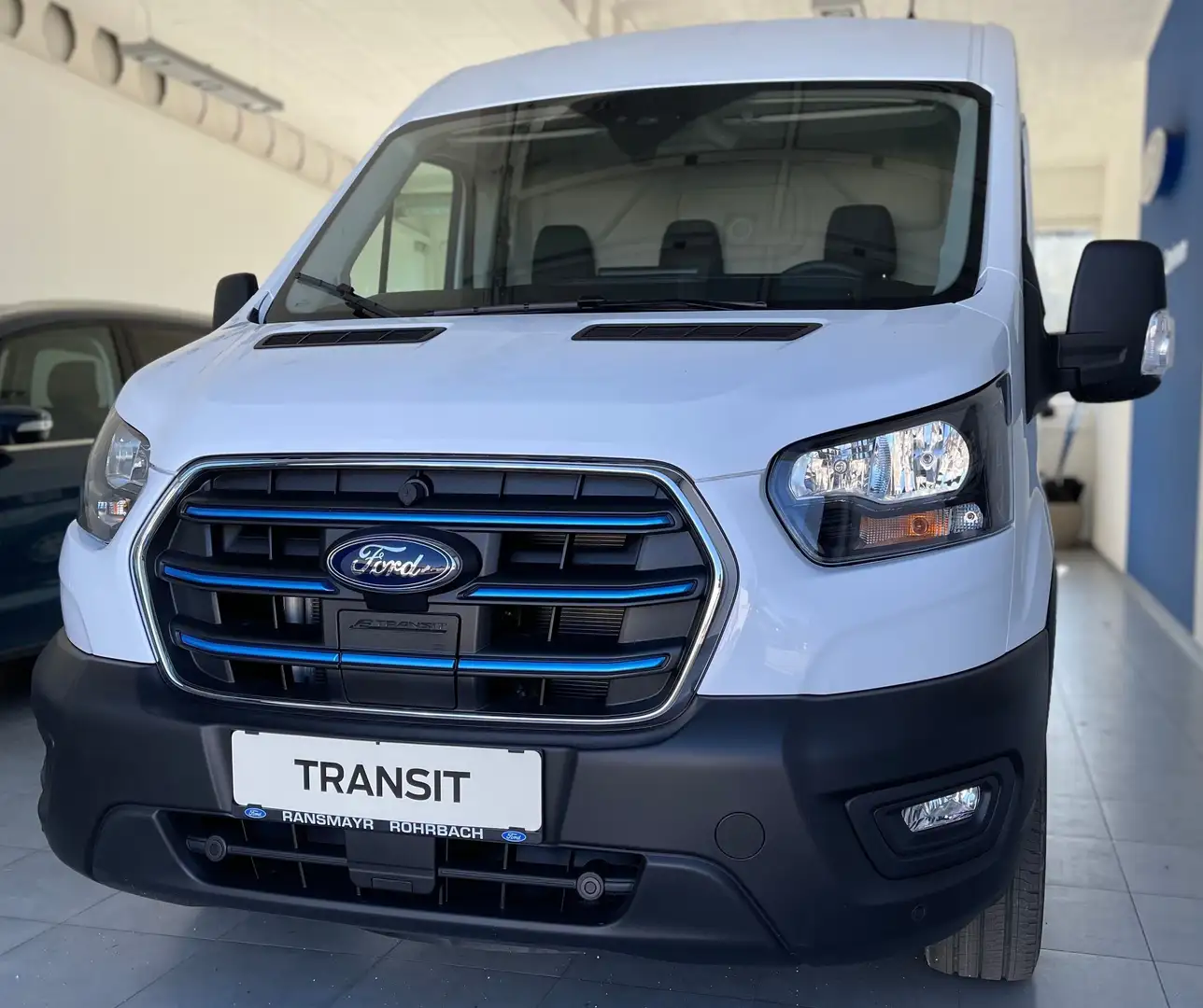 Ford E-Transit Trend L2H2 350 Automatik 67kWh 184PS Weiß - 2