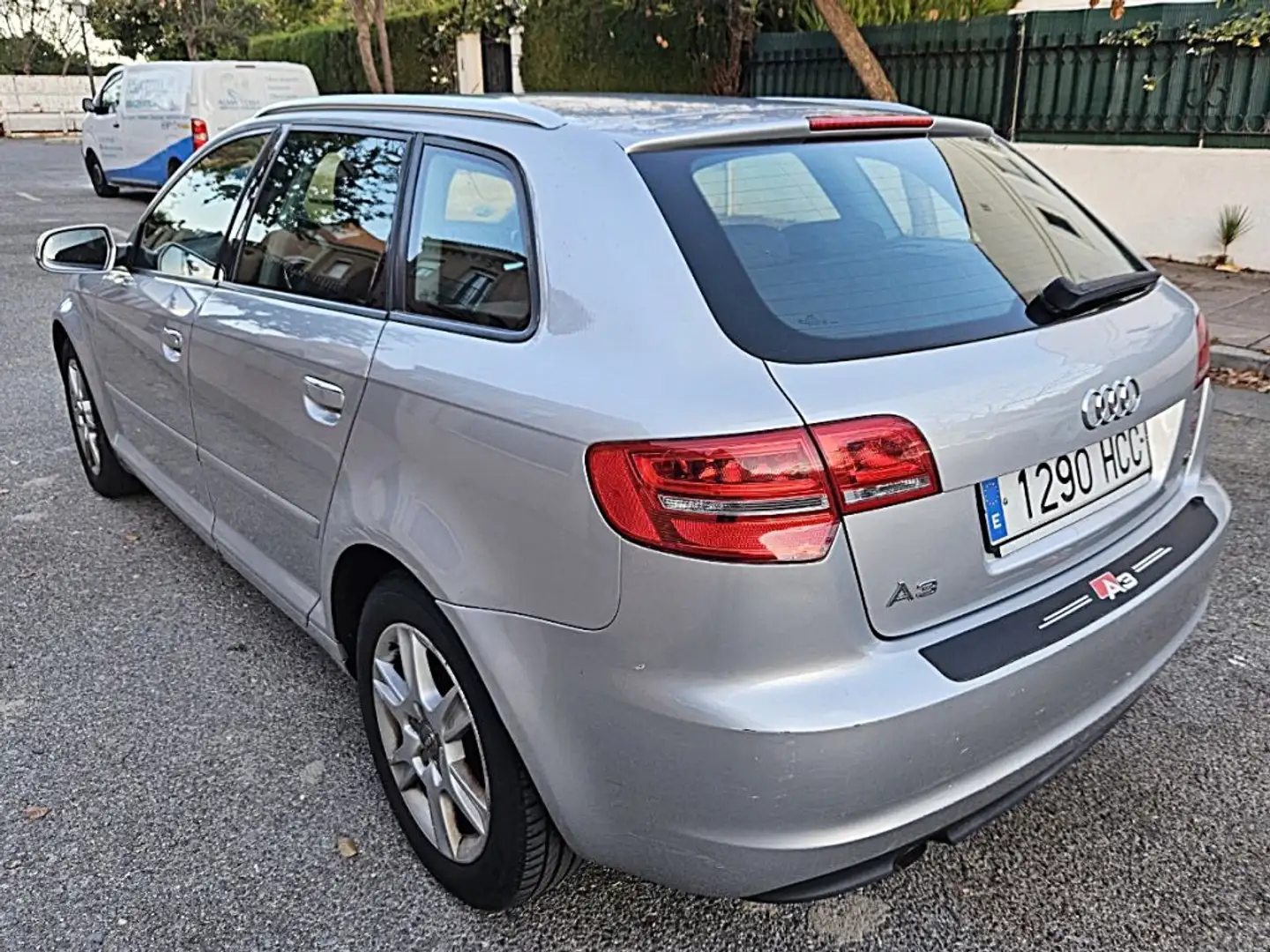 Audi A3 Sportback 1.6TDI Ambiente S-Tronic Argent - 2