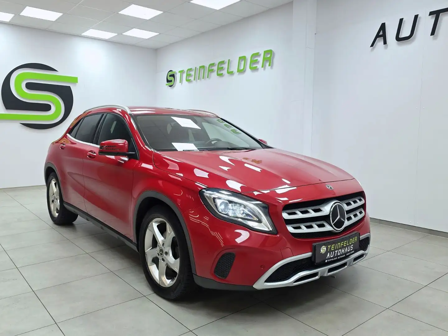 Mercedes-Benz GLA 200 / DISTRONIC / LED / SHZ / NAVI Roşu - 1
