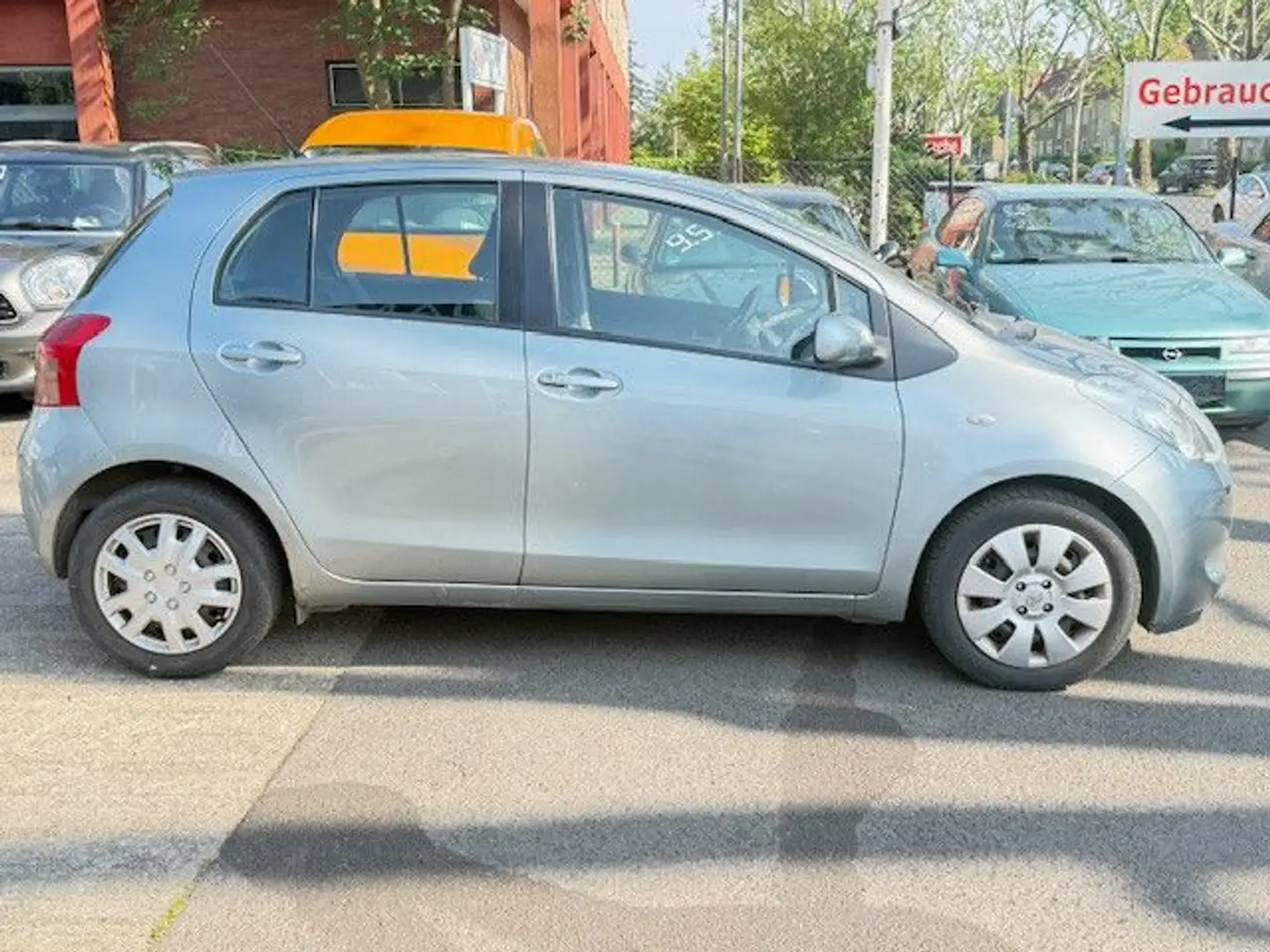 Toyota Yaris Sol Silber - 1