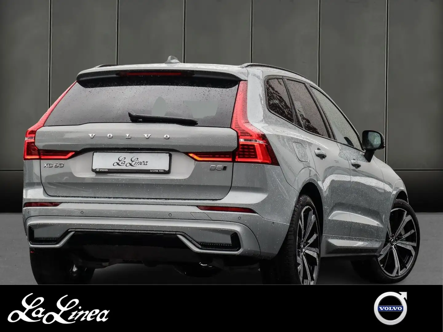 Volvo XC60 B5 (B) AWD Plus Dark NP:74.340,-//FOUR-C/PANO/AHK Grau - 2