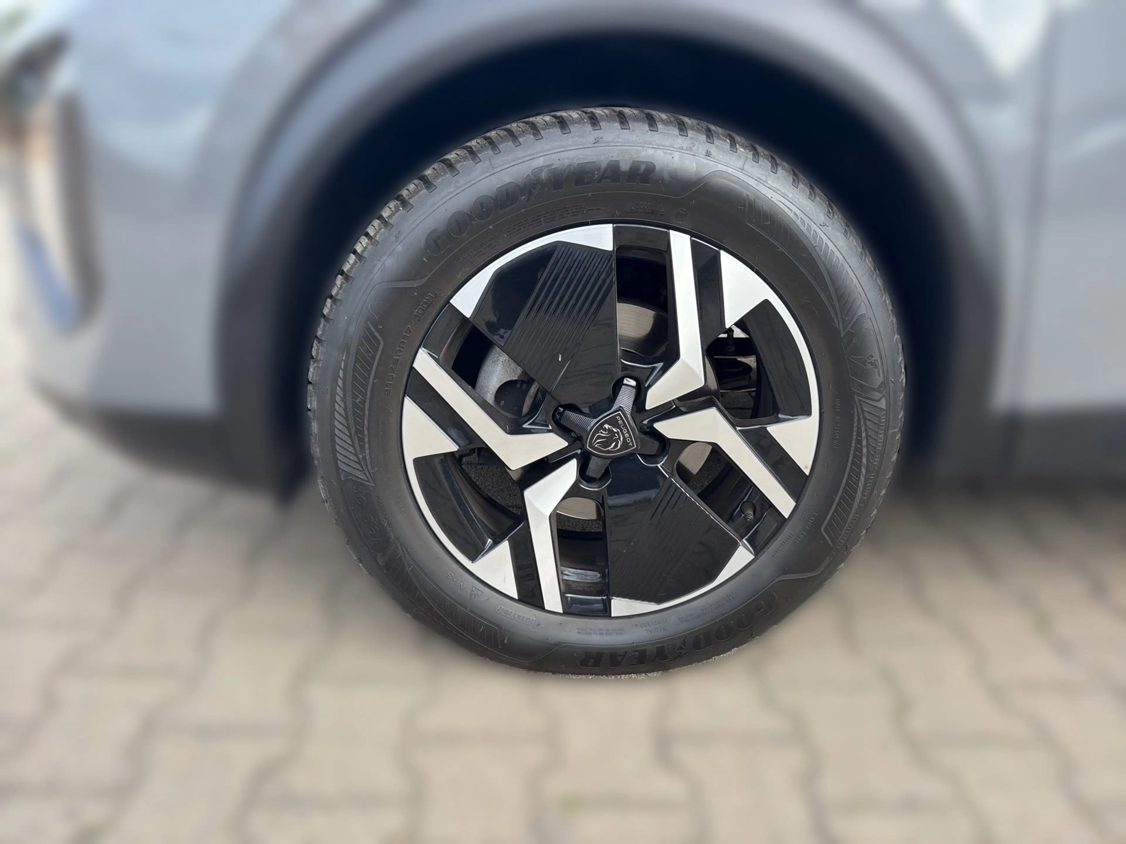 Peugeot 2008 1.2 PureTech 130 Allure LED PDC KlimaA Navi — photo 4