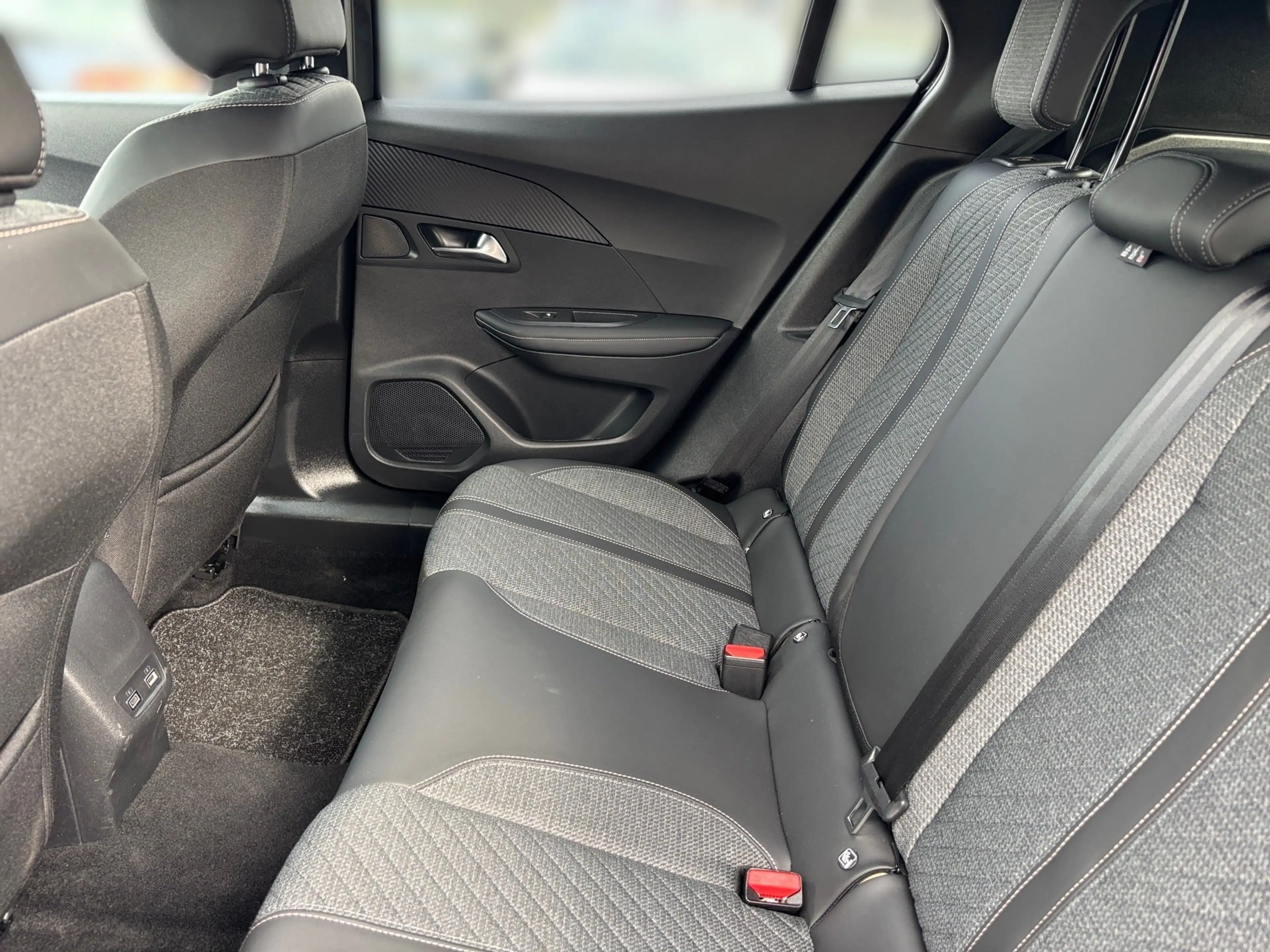 Peugeot 2008 1.2 PureTech 130 Allure LED PDC KlimaA Navi — photo 8