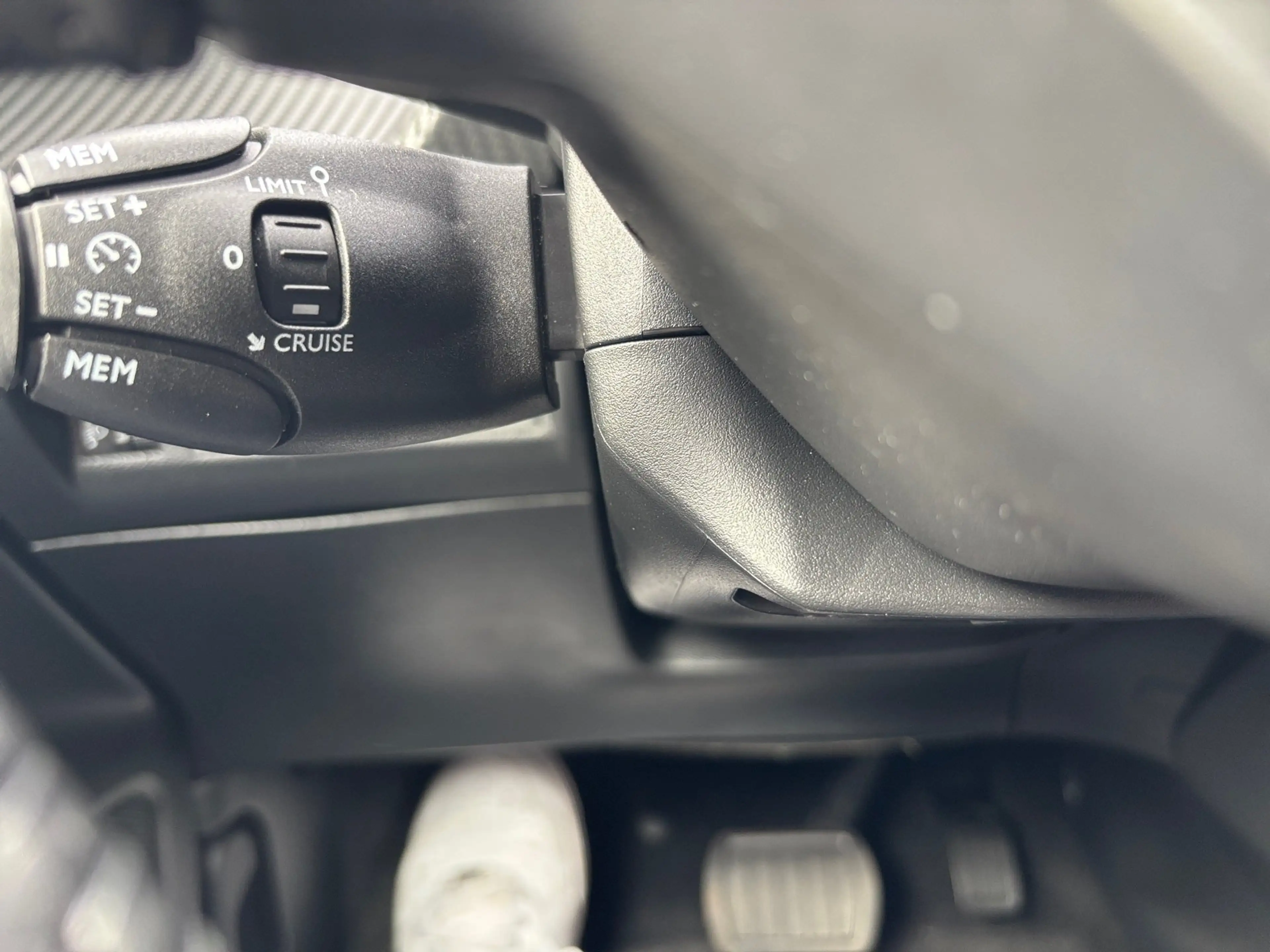 Peugeot 2008 1.2 PureTech 130 Allure LED PDC KlimaA Navi — photo 7