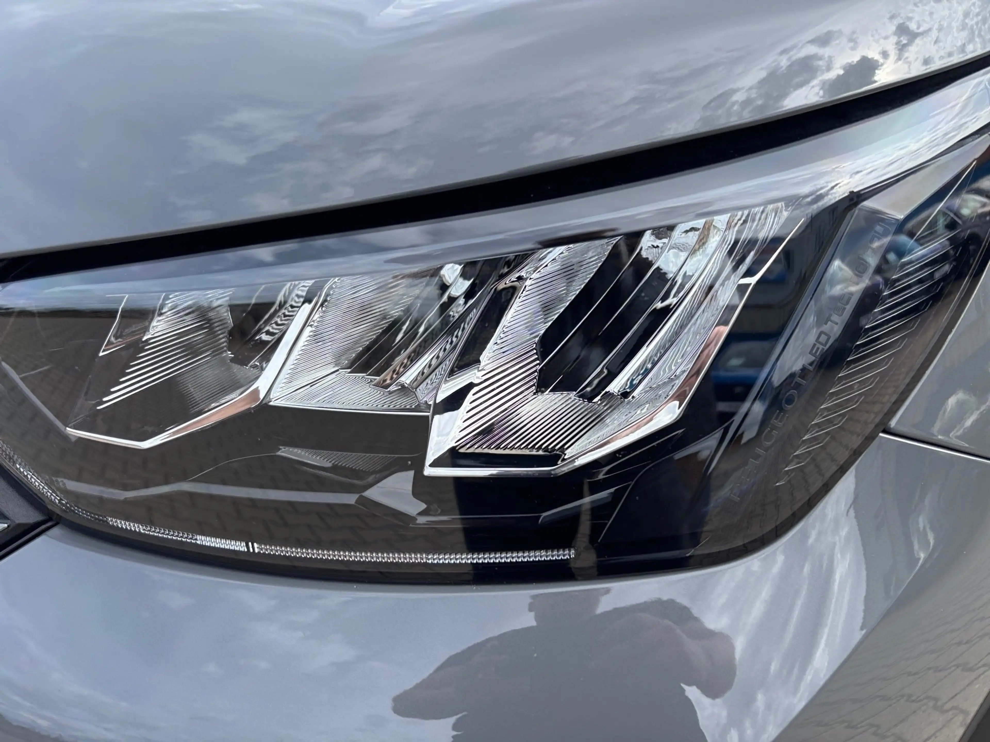 Peugeot 2008 1.2 PureTech 130 Allure LED PDC KlimaA Navi — photo 3