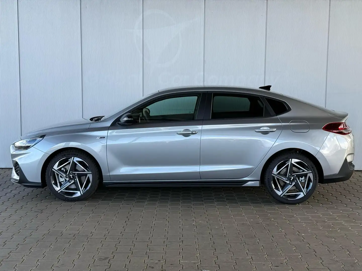 Hyundai i30 Fastback N-Line 1.5 T-GDI mHEV DCT 140 PS / ACC... Silber - 2