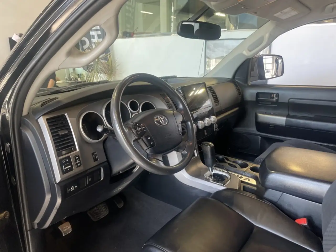 Toyota Tundra снимка Toyota Tundra