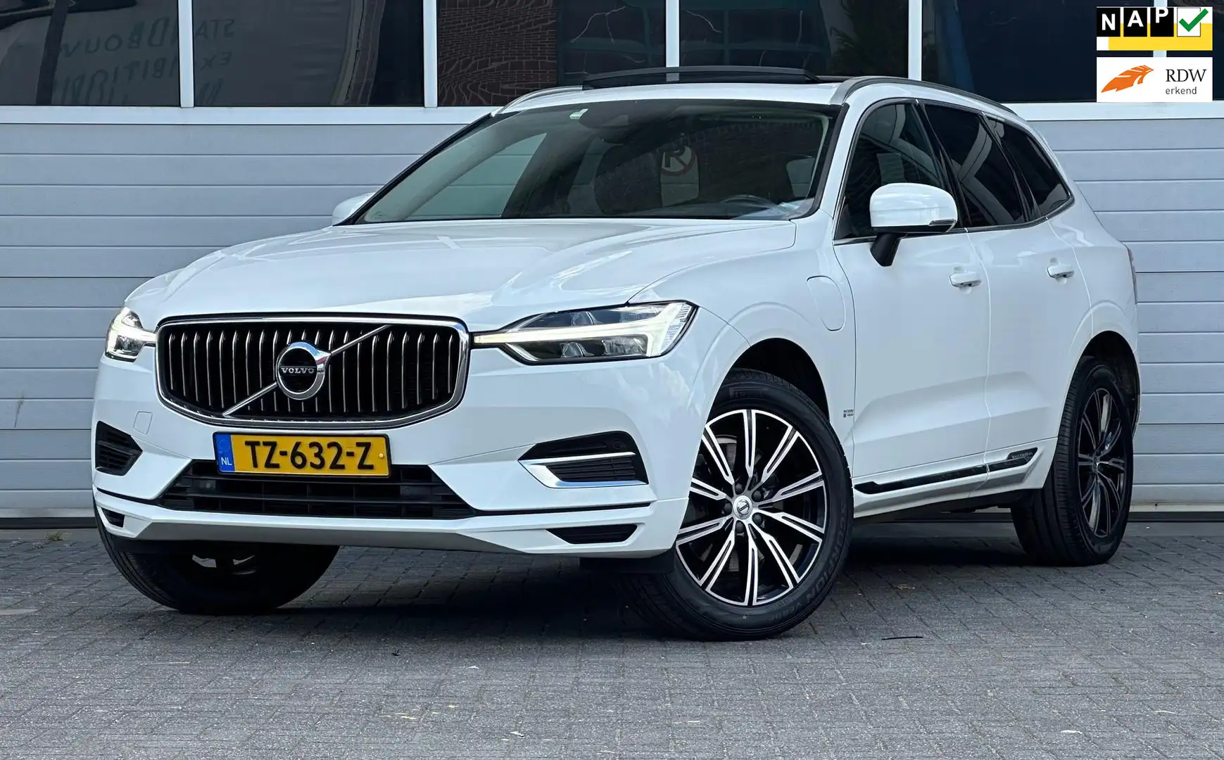 Volvo XC60 2.0 T8 Twin Engine AWD Inscription ACC BLIS PANO Blanc - 1