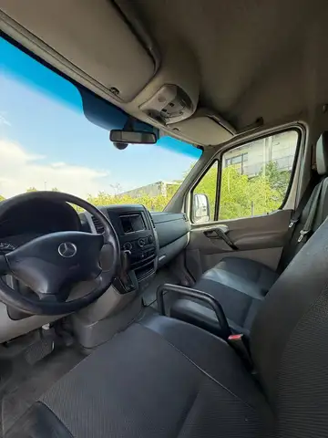 Mercedes-Benz Sprinter view 4