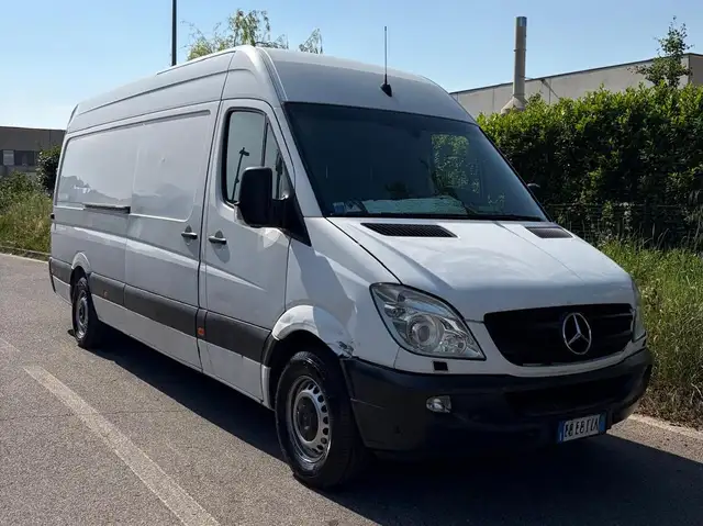 Mercedes-Benz Sprinter view 2